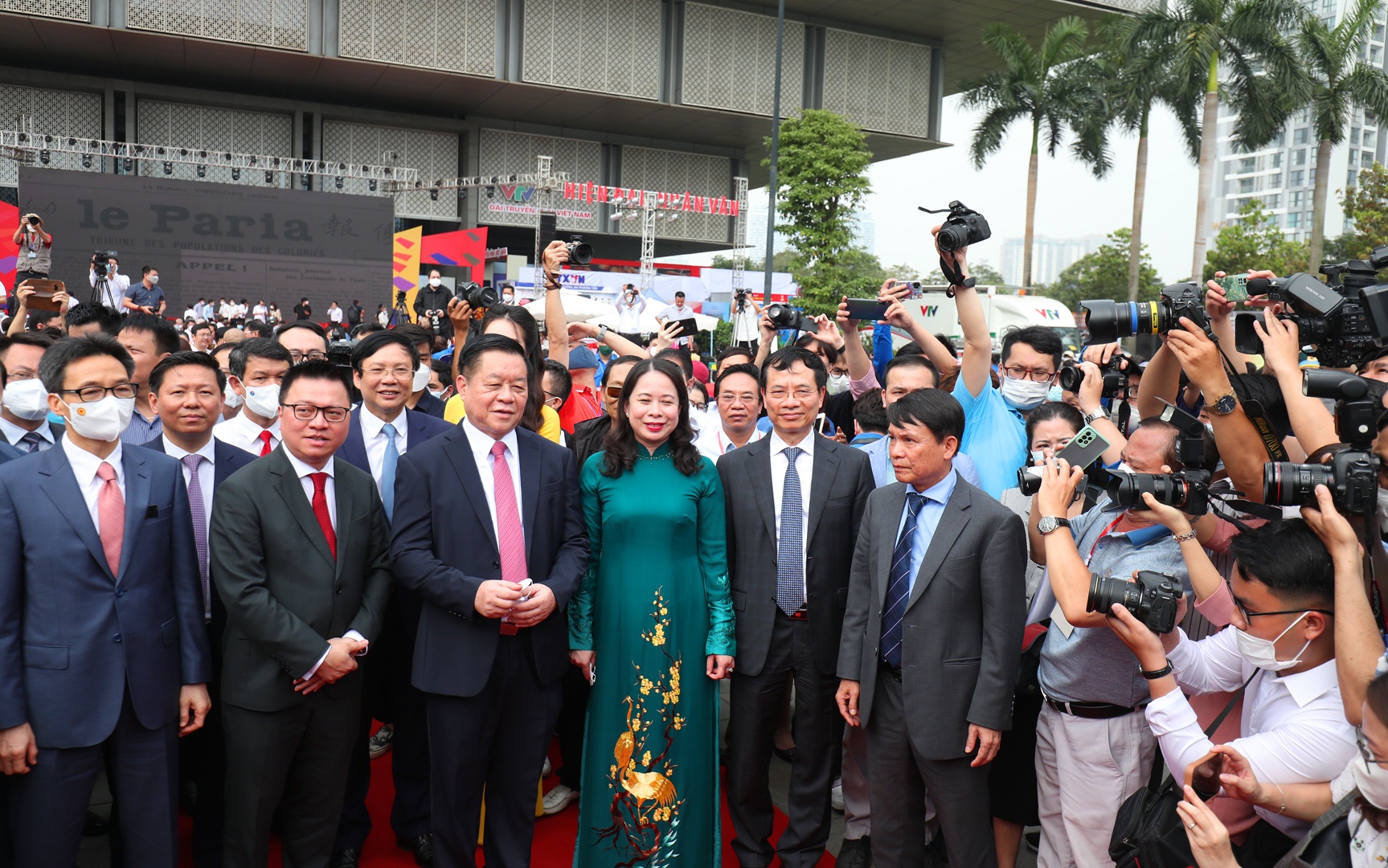 S&aacute;ng nay (13/4), tại Bảo t&agrave;ng H&agrave; Nội, Hội Nh&agrave; b&aacute;o Việt Nam v&agrave; UBND TP H&agrave; Nội chủ tr&igrave; phối hợp với Ban Tuy&ecirc;n gi&aacute;o Trung ương, Bộ Th&ocirc;ng tin v&agrave; Truyền th&ocirc;ng, Bộ Văn h&oacute;a, Thể thao v&agrave; Du lịch tổ chức Lễ khai mạc Hội B&aacute;o to&agrave;n quốc năm 2022 với chủ đề "B&aacute;o ch&iacute; Việt Nam đo&agrave;n kết, chuy&ecirc;n nghiệp, hiện đại v&agrave; nh&acirc;n văn".