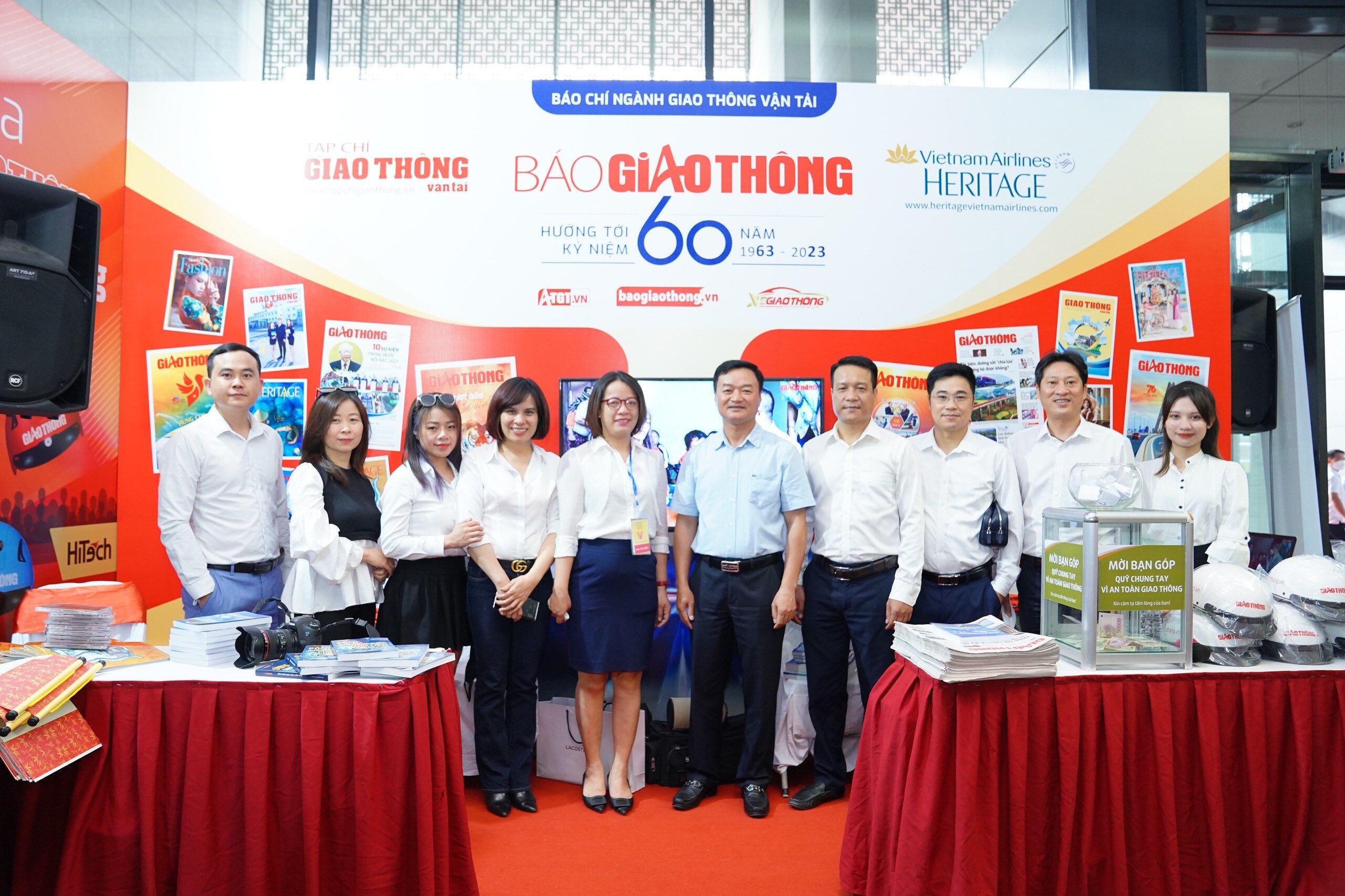 Tập thể l&atilde;nh đạo, bi&ecirc;n tập vi&ecirc;n, ph&oacute;ng vi&ecirc;n B&aacute;o Giao th&ocirc;ng chụp ảnh lưu niệm tại khu trưng b&agrave;y c&aacute;c ấn phẩm b&aacute;o ch&iacute;.