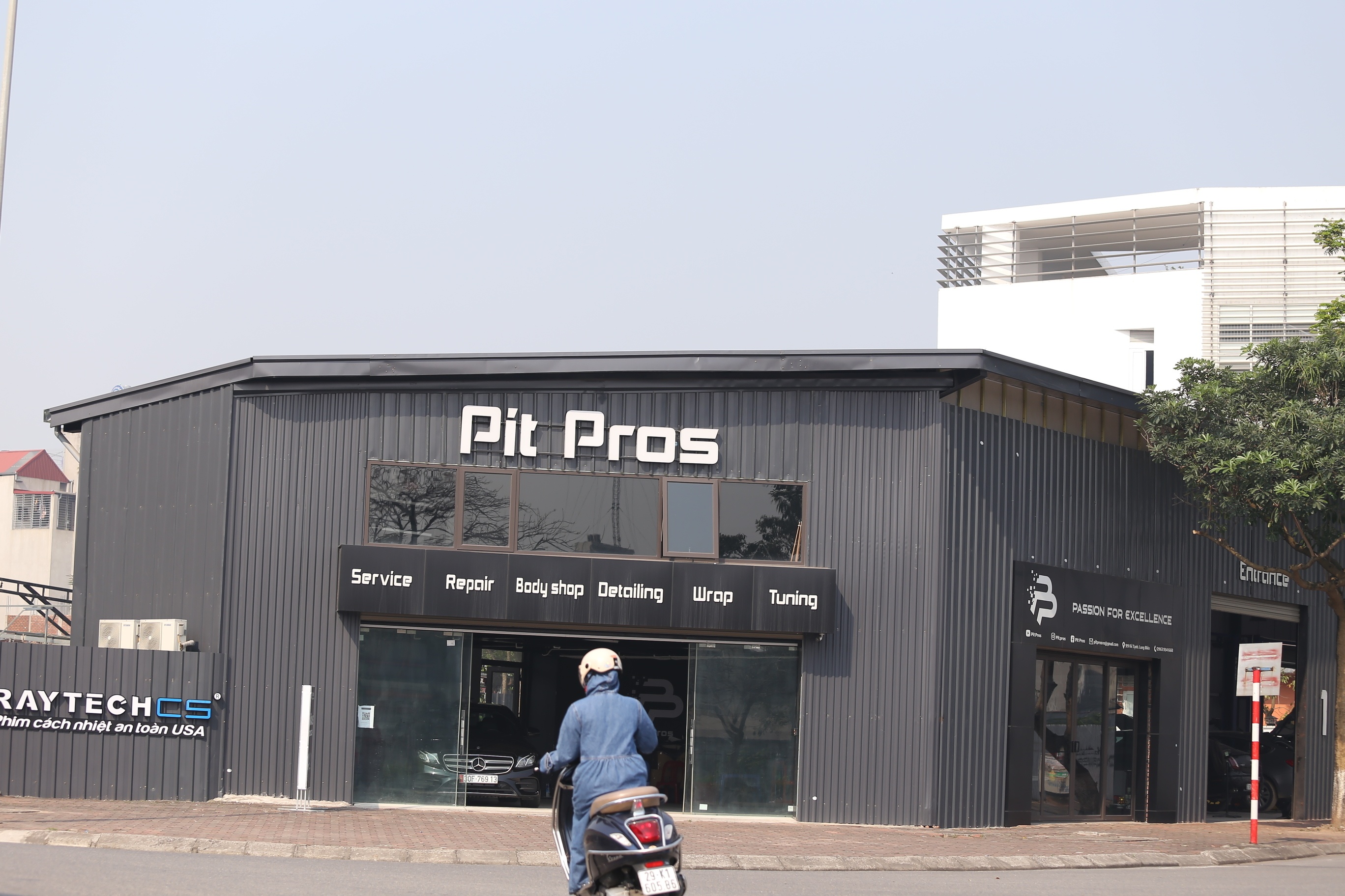 Xưởng sửa chữa &ocirc; t&ocirc; mang t&ecirc;n "Pit Pros" với diện t&iacute;ch ước t&iacute;nh v&agrave;i trăm m&eacute;t vu&ocirc;ng đ&atilde; được x&acirc;y dựng ki&ecirc;n cố với khung th&eacute;p, m&aacute;i t&ocirc;n.