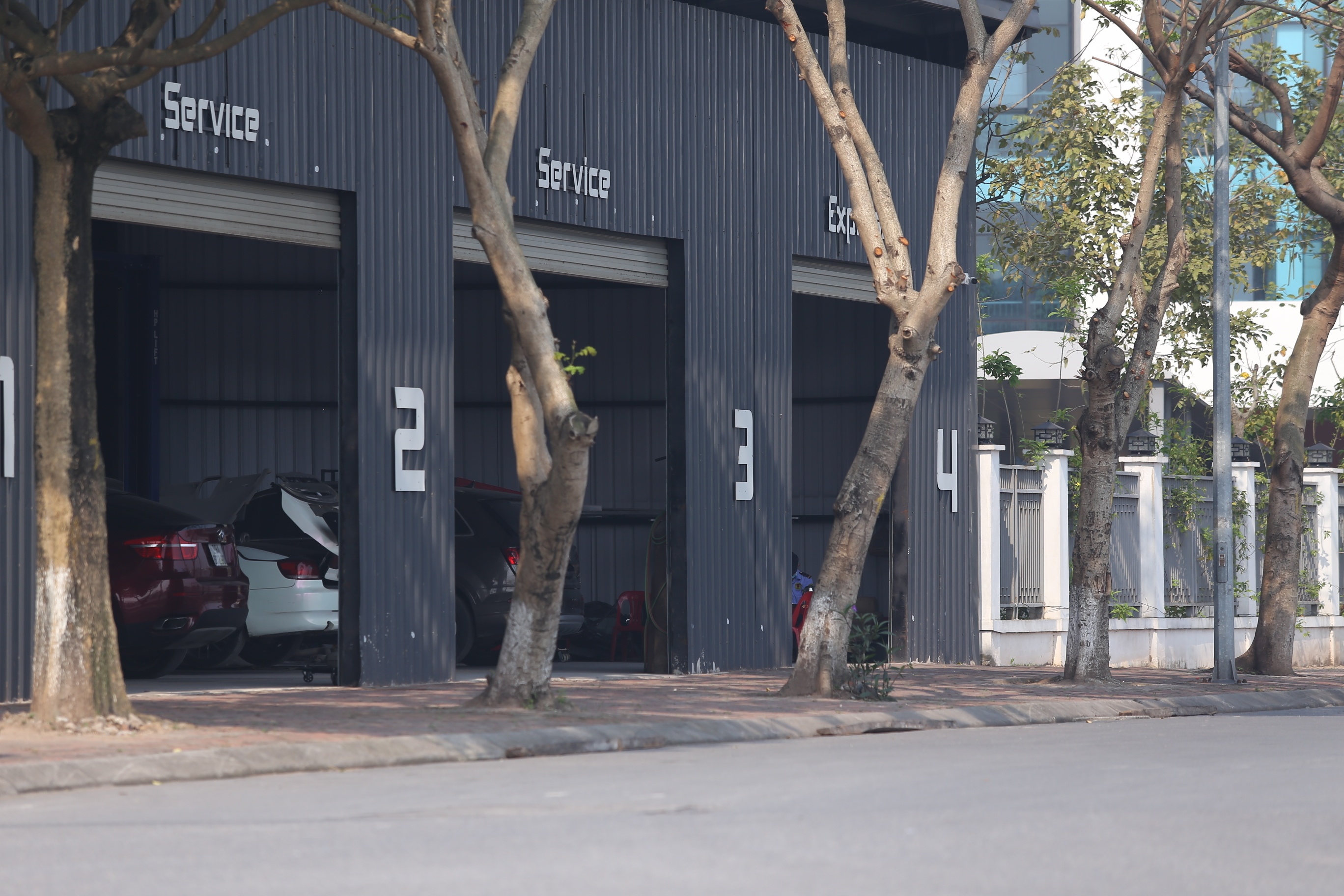 Theo ghi nhận của PV, những ng&agrave;y đầu th&aacute;ng 4/2022, xưởng sửa chưa &ocirc; t&ocirc; "Pit Pros" đang hoạt động tấp nập, với rất nhiều xe &ocirc; t&ocirc; được sửa chữa tại đ&acirc;y.