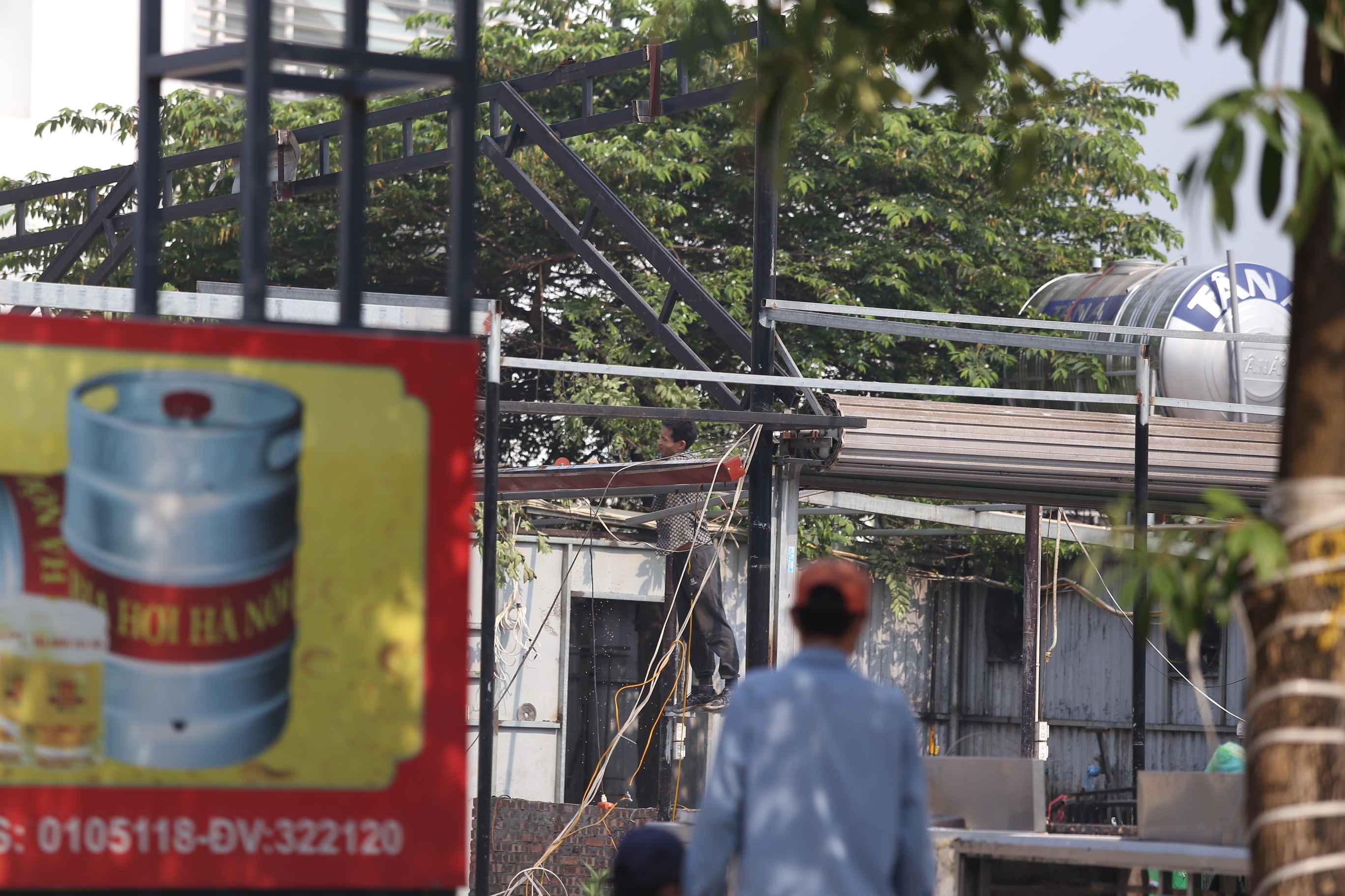 B&agrave; Đặng Th&ugrave;y V&acirc;n cũng cho biết, qu&aacute;n bia đ&atilde; hoạt động được hơn 1 năm tại đ&acirc;y.