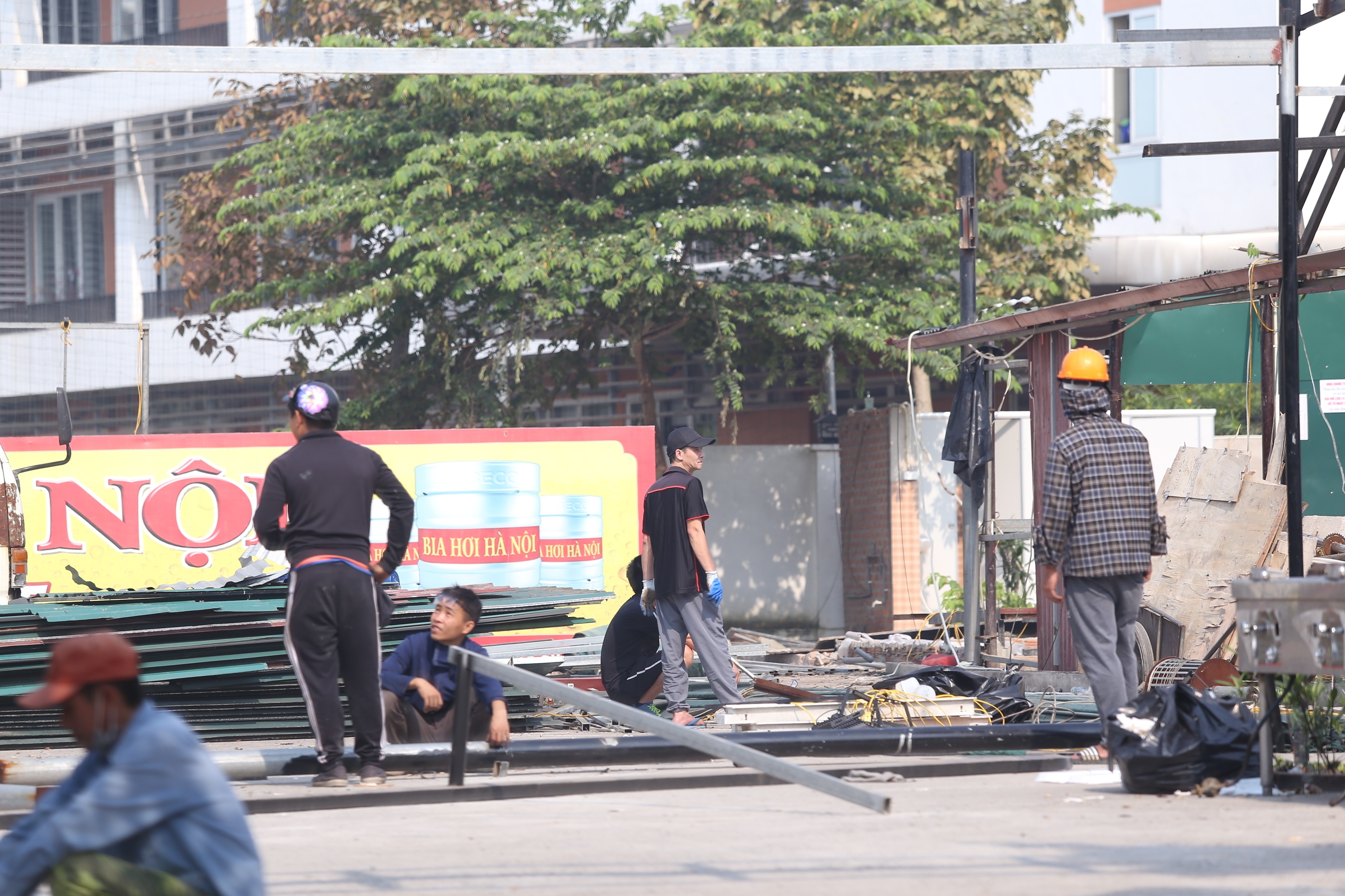 Hiện tại, những khung sắt, mai che của qu&aacute;n bia n&agrave;y được dỡ bỏ.