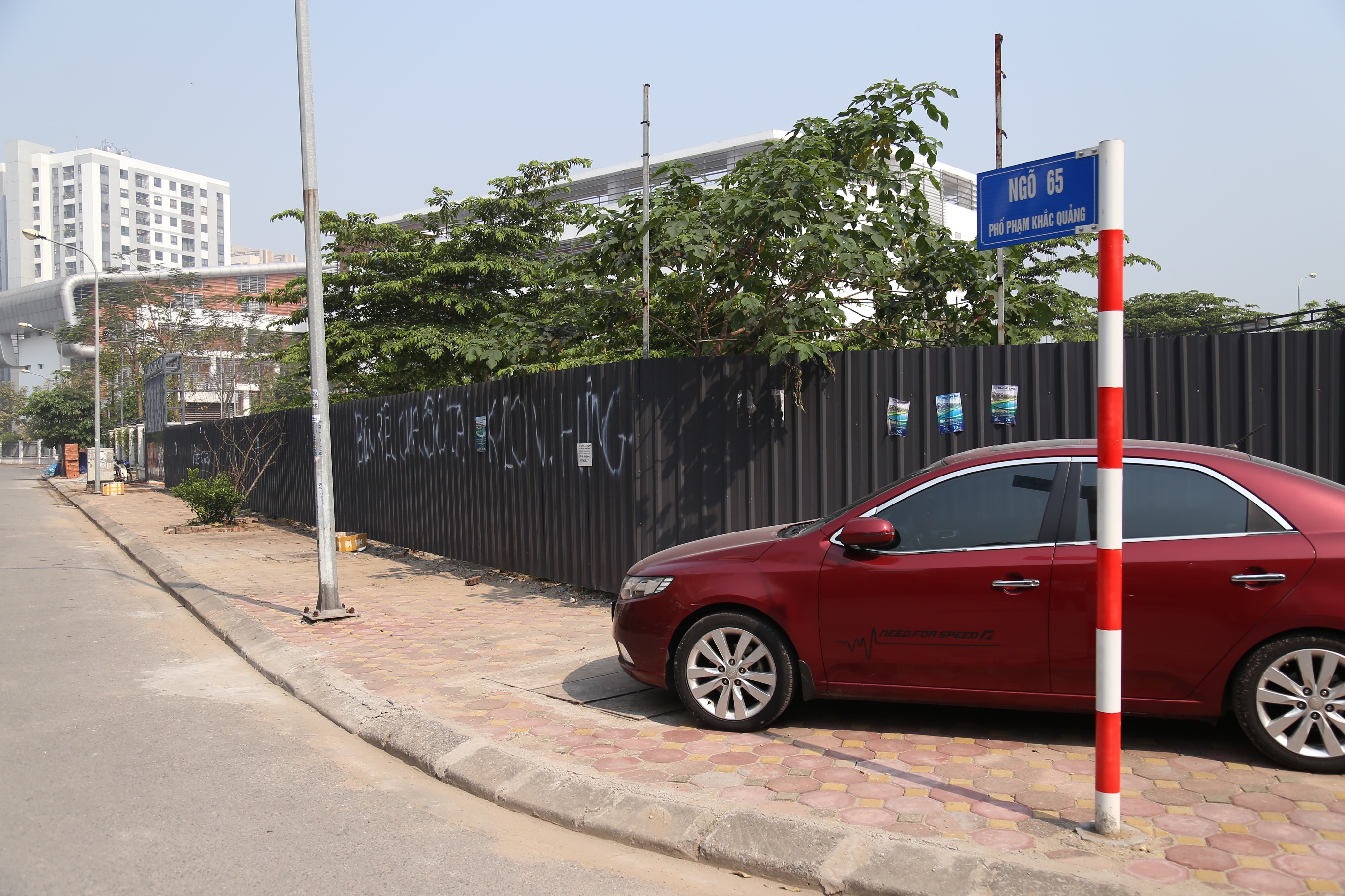 Theo b&agrave; V&acirc;n, việc x&acirc;y dựng một số hạng mục như nh&agrave; xưởng, quan bia cũng nhằm để tr&aacute;nh lấn chiếm v&agrave; hiện tượng đổ trộm chất thải v&agrave;o khu đất.