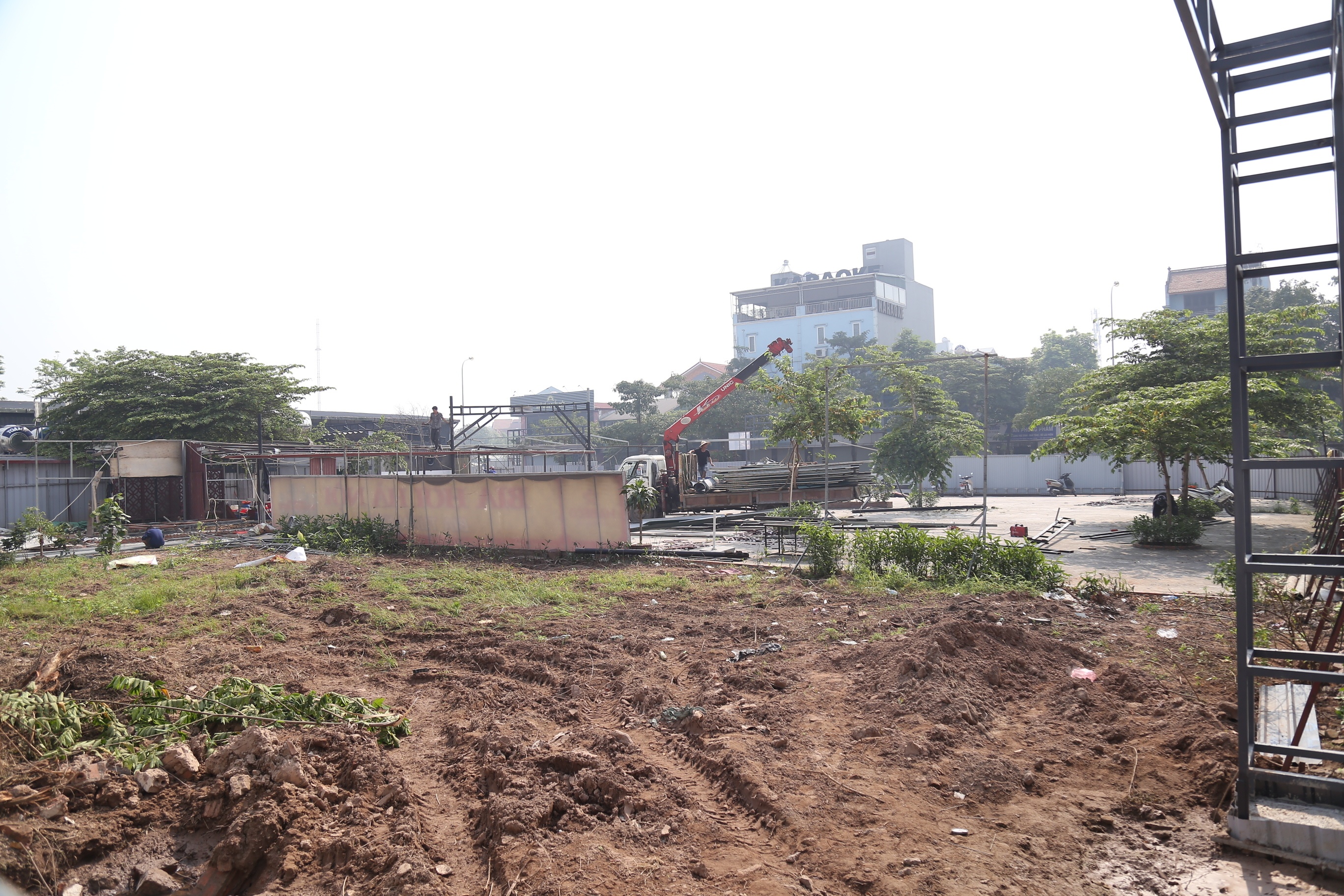 Ng&agrave;y 29/5/2020, Sở T&agrave;i nguy&ecirc;n v&agrave; M&ocirc;i trường TP. H&agrave; Nội cấp GCNQSDĐ, nh&agrave; ở tr&ecirc;n đất v&agrave; t&agrave;i sản gắn liền với đất số CU402287 cho đơn vị n&agrave;y.
Tiếp đ&oacute;, ng&agrave;y 28/12/2021, C&ocirc;ng ty Ph&uacute; Th&agrave;nh được UBND quận Long Bi&ecirc;n cấp giấy ph&eacute;p x&acirc;y dựng số 2261/GPXD (Sử dụng cấp cho dự &aacute;n): X&acirc;y dựng c&ocirc;ng tr&igrave;nh h&agrave;nh ch&iacute;nh, y tế, văn h&oacute;a tại &ocirc; đất C.6/CC2 phường Giang Bi&ecirc;n, quận Long Bi&ecirc;n, TP H&agrave; Nội.