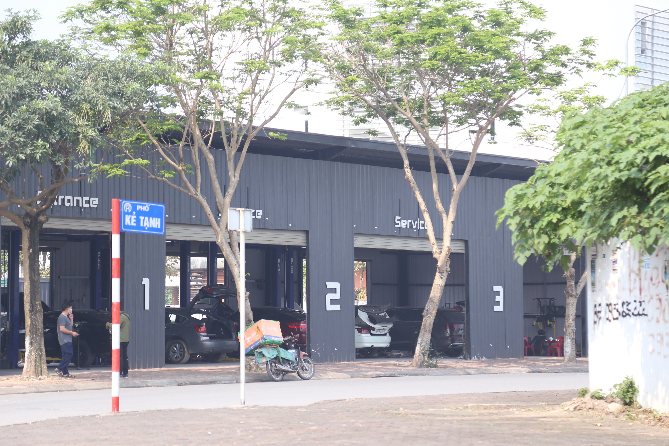 Cụ thể, thay v&igrave; x&acirc;y dựng c&ocirc;ng tr&igrave;nh h&agrave;nh ch&iacute;nh, y tế, văn h&oacute;a th&igrave; tại đ&acirc;y lại c&oacute; những nh&agrave; xưởng sửa chữa &ocirc; t&ocirc;, qu&aacute;n bia... được mọc l&ecirc;n.