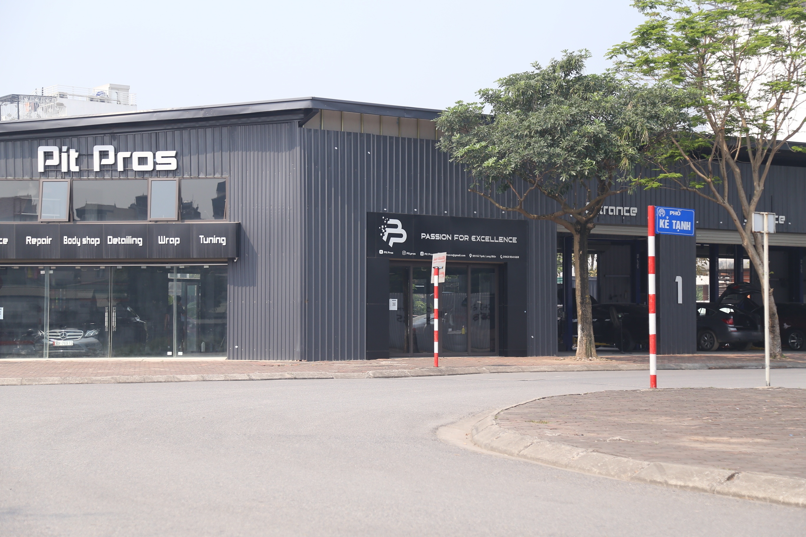 Trao đổi với PV B&aacute;o Giao th&ocirc;ng, b&agrave; Đặng Th&ugrave;y V&acirc;n &ndash; Chủ tịch UBND phường Giang Bi&ecirc;n cho biết, khu nh&agrave; xưởng n&agrave;y được x&acirc;y dựng c&aacute;ch đ&acirc;y hơn 1 năm. Mục đ&iacute;ch l&agrave; nh&agrave; tạm phục vụ cho dự &aacute;n x&acirc;y dựng c&ocirc;ng tr&igrave;nh h&agrave;nh ch&iacute;nh, y tế, văn h&oacute;a.