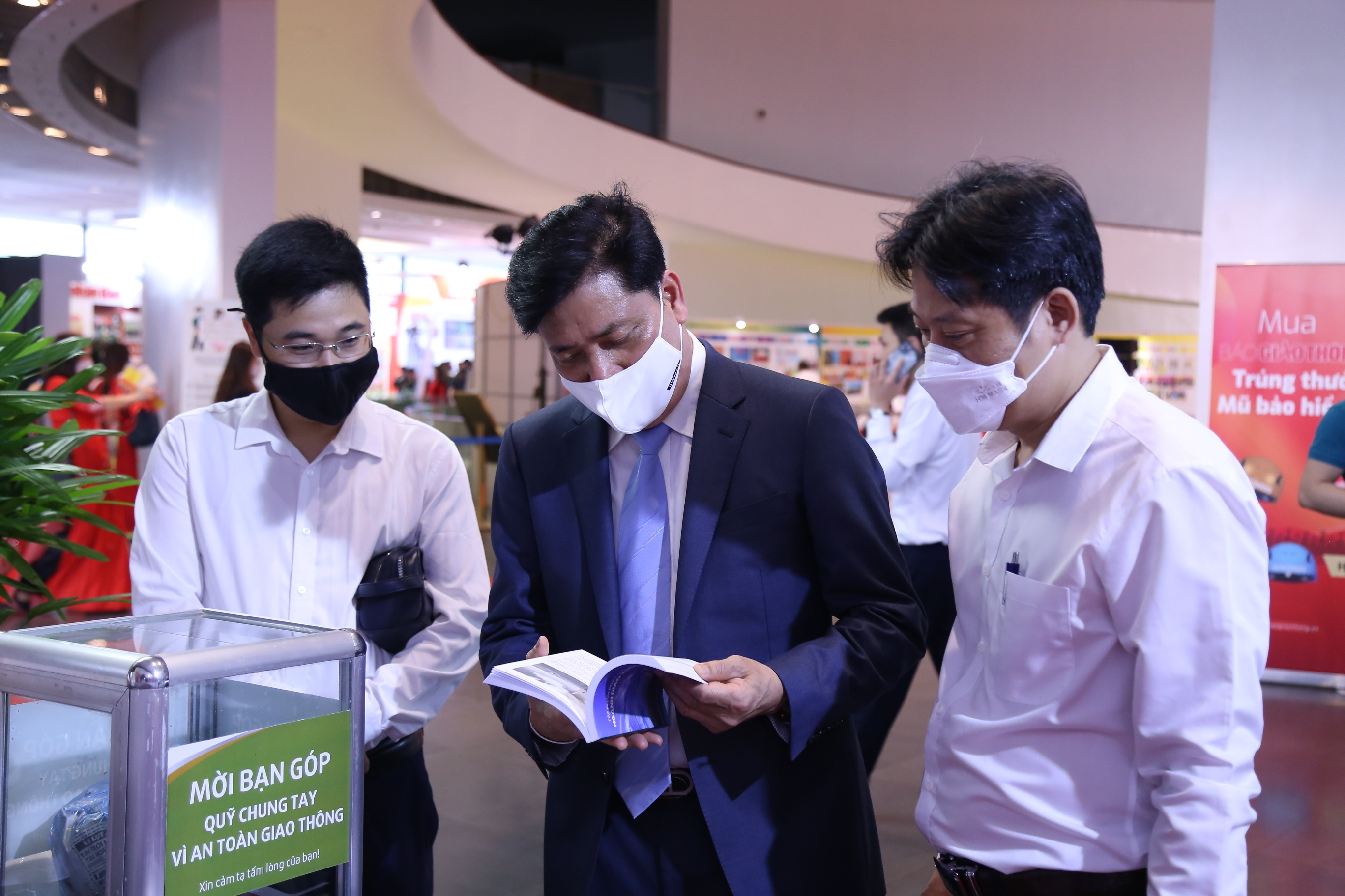 Thứ trưởng Nguyễn Ngọc Đ&ocirc;ng đ&aacute;nh gi&aacute; cao về h&igrave;nh thức trưng b&agrave;y v&agrave; nội dung của c&aacute;c ấn phẩm B&aacute;o Giao th&ocirc;ng.