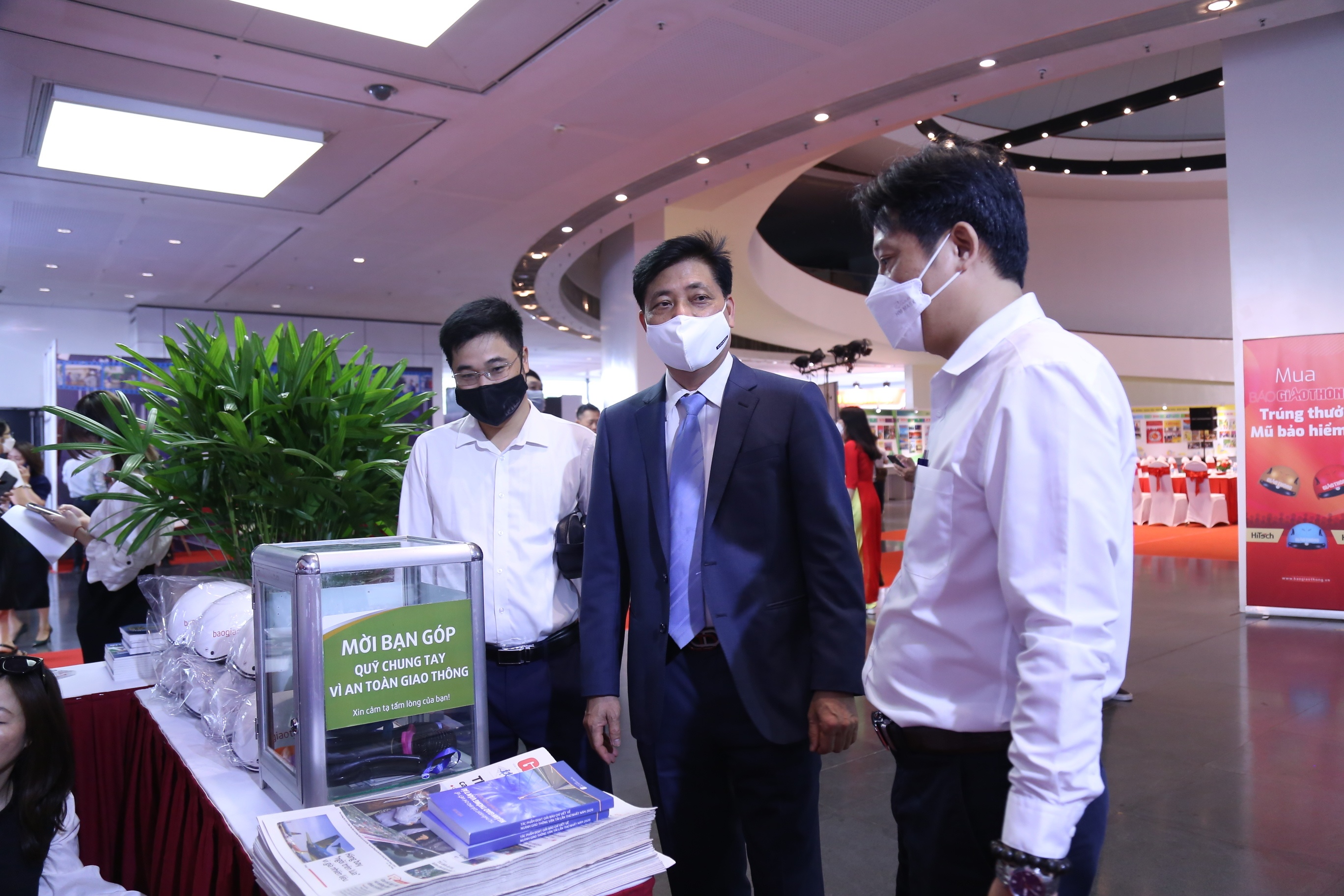 Trước giờ khai mạc Hội B&aacute;o to&agrave;n quốc 2022, Thứ trưởng Bộ Giao th&ocirc;ng vận tải Nguyễn Ngọc Đ&ocirc;ng đến thăm gian h&agrave;ng của B&aacute;o Giao th&ocirc;ng.