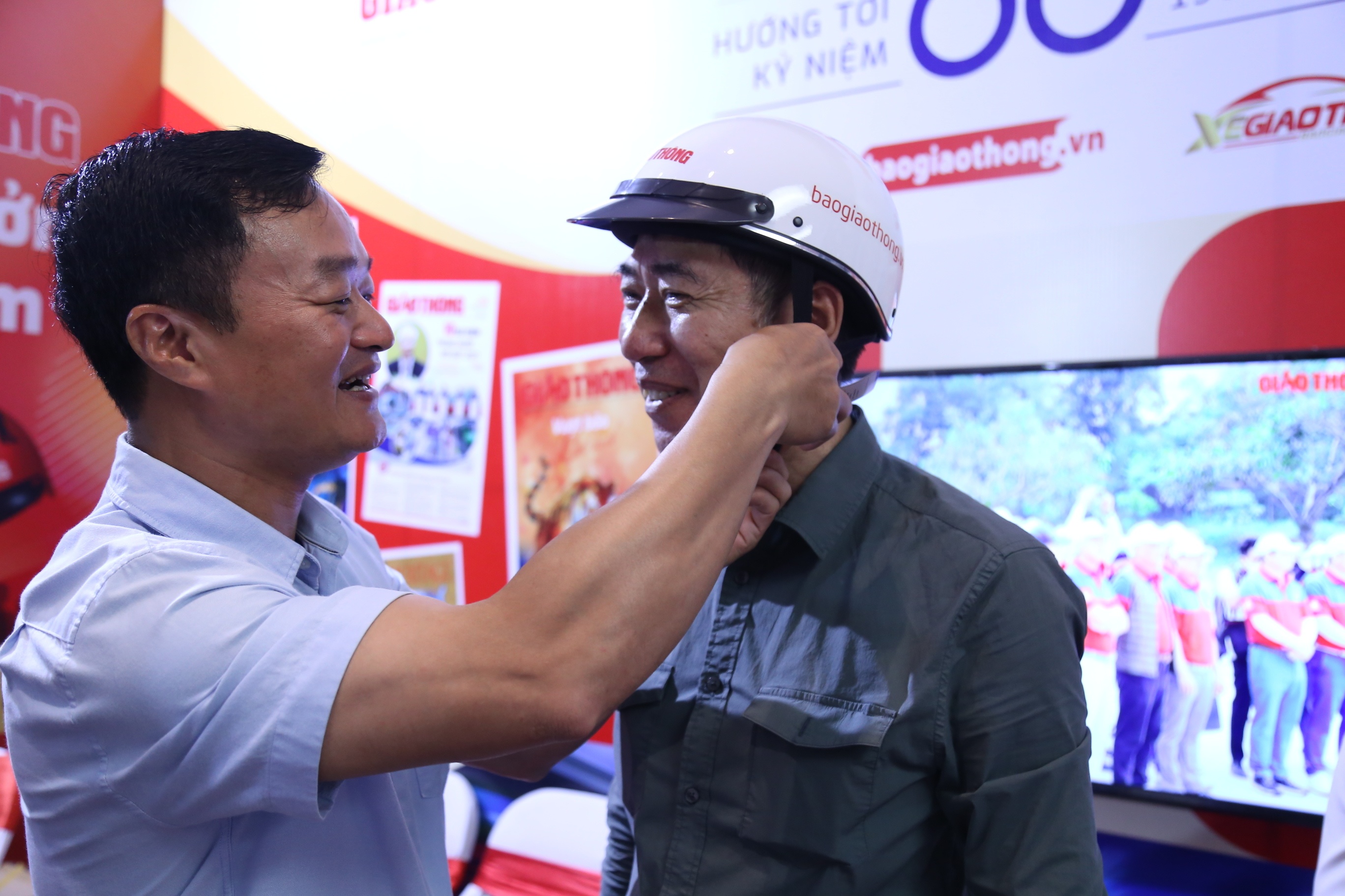 Phần thưởng cho những người tham gia tr&ograve; chơi l&agrave; một chiếc mũ bảo hiểm.