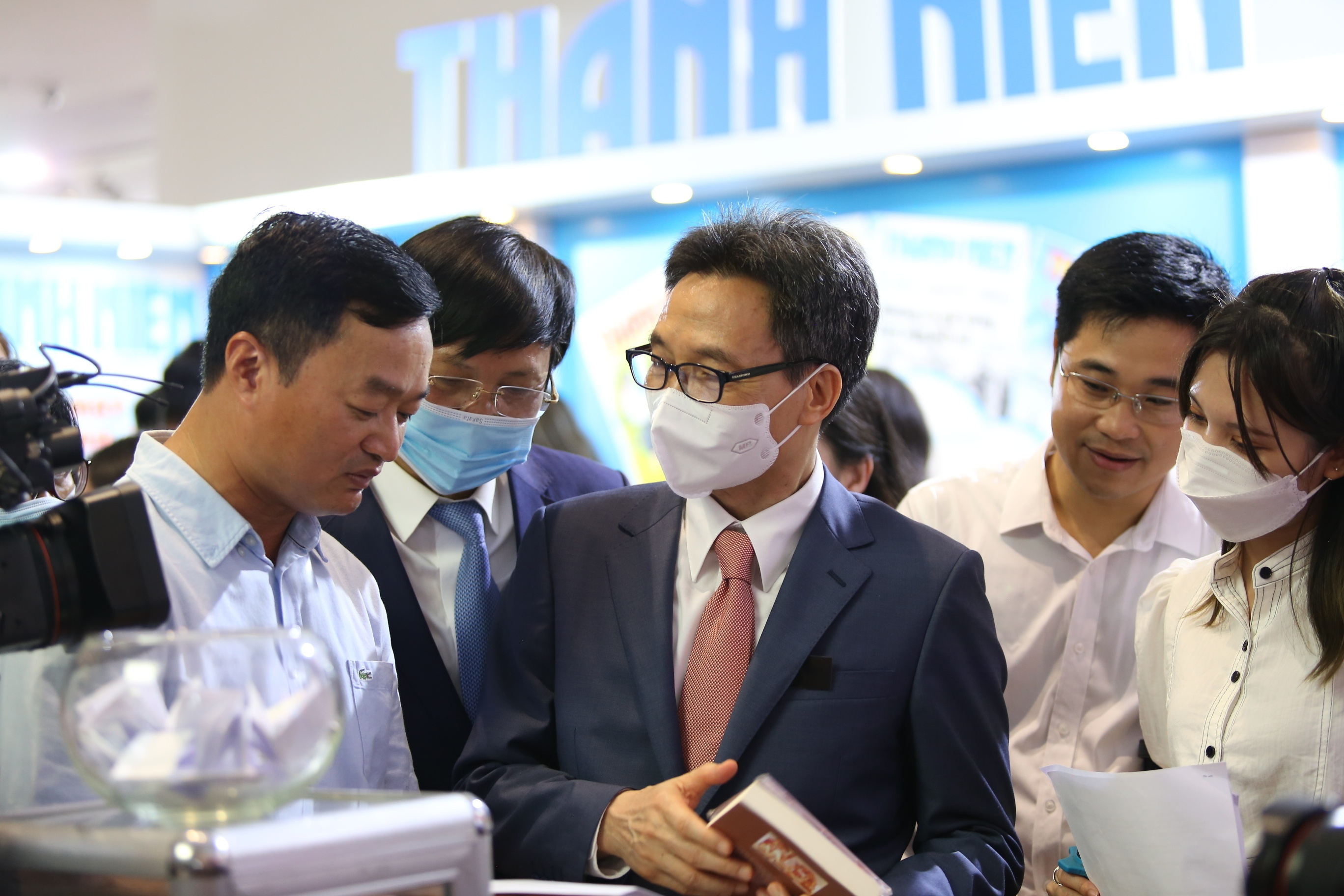 Tổng Bi&ecirc;n tập Nguyễn B&aacute; Ki&ecirc;n b&aacute;o c&aacute;o, giới thiệu nhanh với Ph&oacute; Thủ tướng Vũ Đức Đam về những ấn phẩm của B&aacute;o Giao th&ocirc;ng.