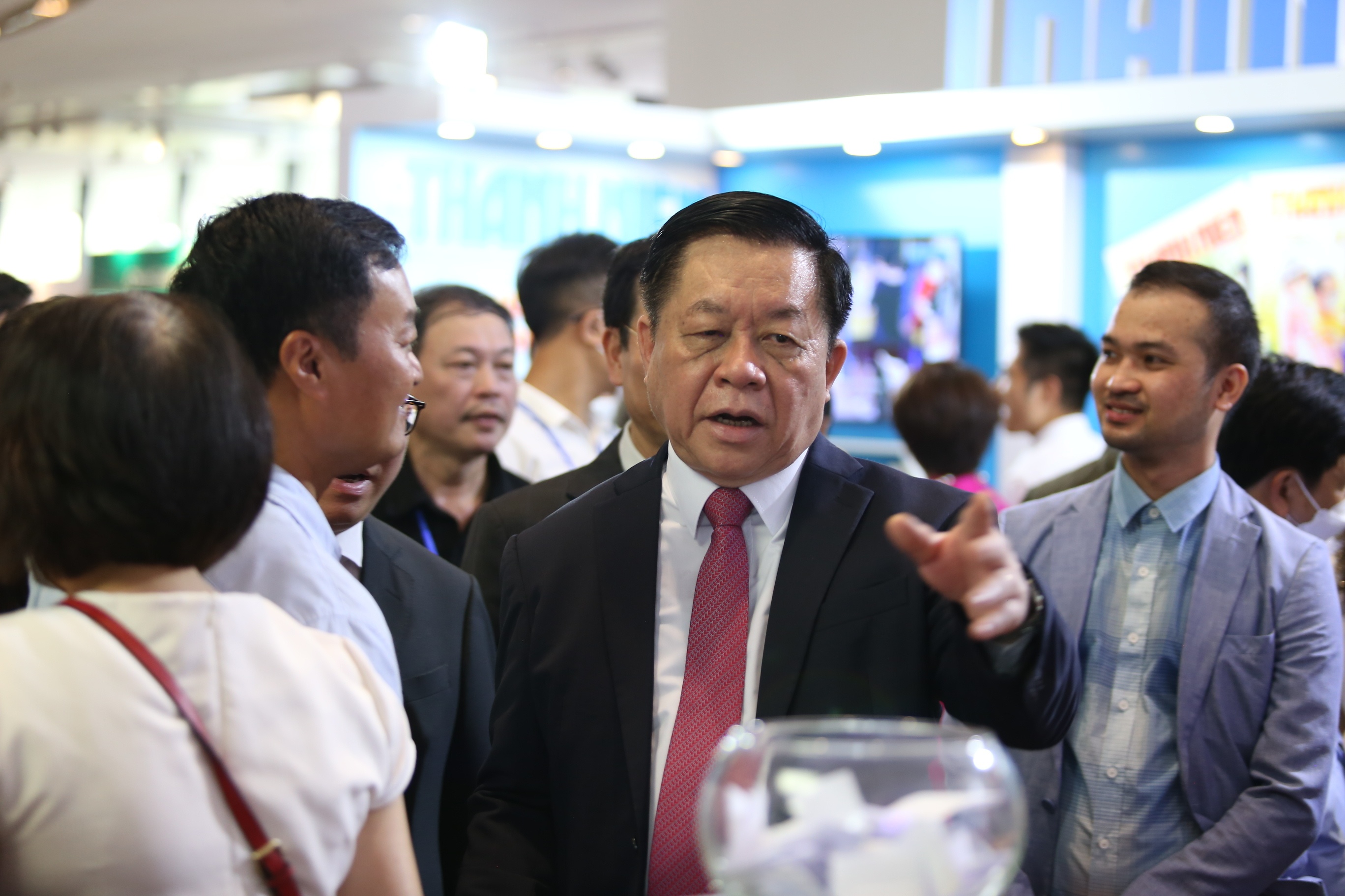 Trưởng Ban Tuy&ecirc;n gi&aacute;o Trung ương Nguyễn Trọng Nghĩa quan t&acirc;m đến những ấn phẩm của B&aacute;o Giao th&ocirc;ng trưng b&agrave;y tại Hội B&aacute;o.