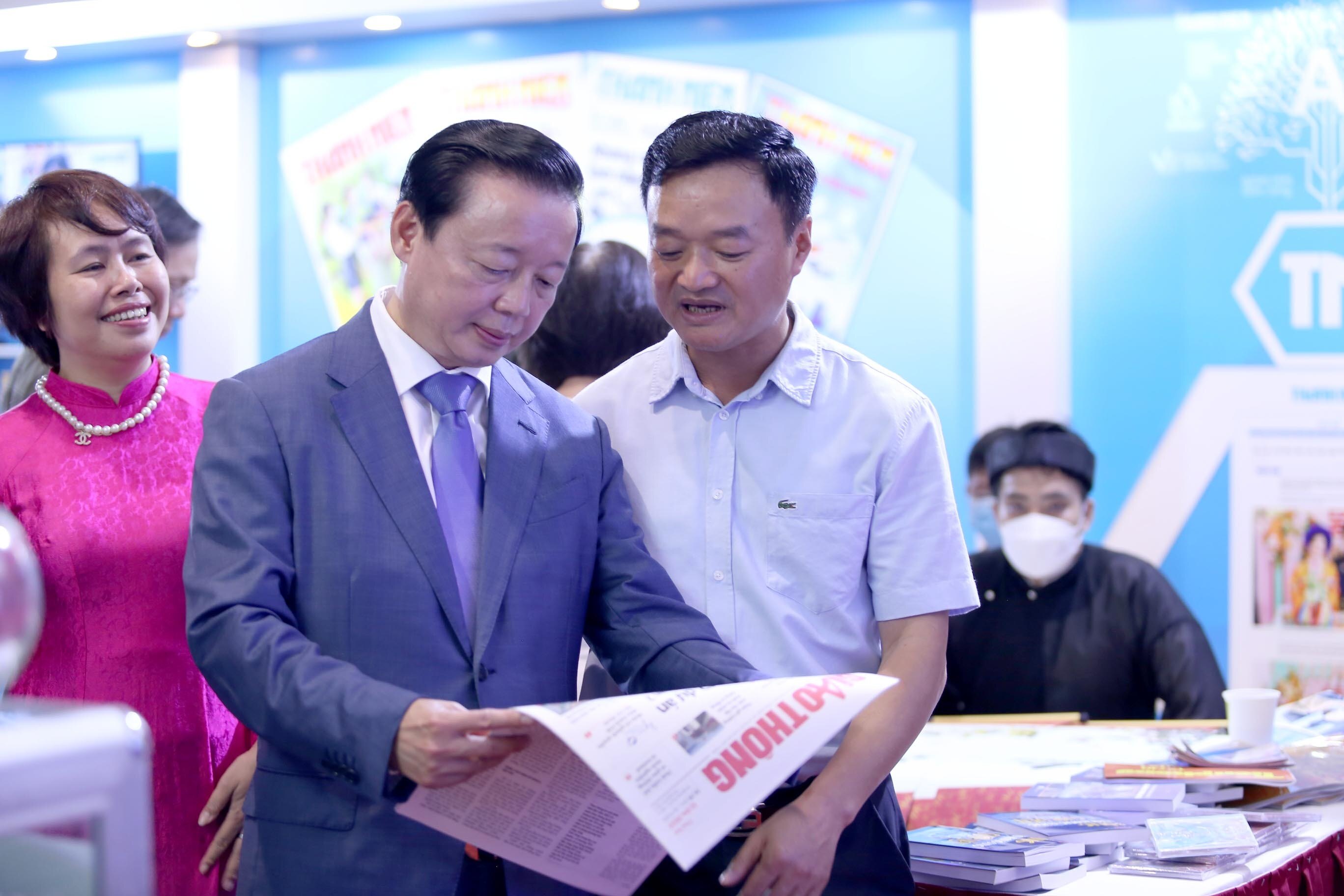 Bộ trưởng Trần Hồng H&agrave; trao đổi nhanh với Tổng Bi&ecirc;n tập Nguyễn B&aacute; Ki&ecirc;n về ấn phẩm B&aacute;o Giao th&ocirc;ng.