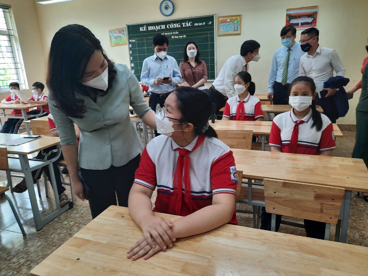 Ch&aacute;u Nguyễn Ng&acirc;n Giang, học sinh lớp 6A2 x&uacute;c động, cho biết: Sau khi ti&ecirc;m, ch&aacute;u cũng cảm thấy sức khỏe b&igrave;nh thường lại được ph&aacute;t sữa, được c&aacute;c c&ocirc;, c&aacute;c b&aacute;c hỏi thăm &acirc;n cần, ch&aacute;u c&agrave;ng y&ecirc;n t&acirc;m hơn.