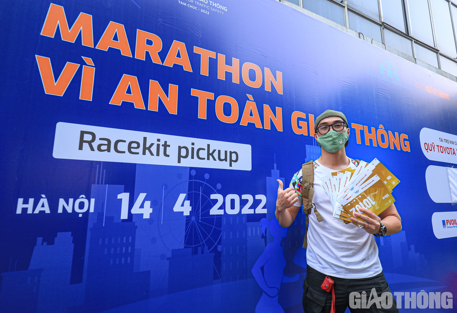 Anh Mạnh h&agrave;o hứng chụp ảnh check in c&ugrave;ng số đeo của c&aacute;c th&agrave;nh vi&ecirc;n trong c&ocirc;ng ty tại giải chạy lần n&agrave;y.