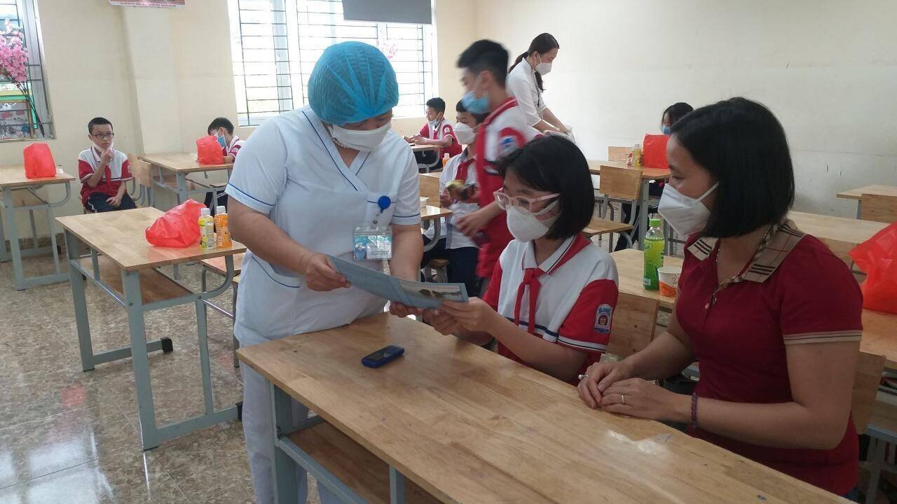 Đến gần 11h, việc ti&ecirc;m chủng vaccine ph&ograve;ng Covid-19 đầu ti&ecirc;n của Việt Nam cho 168 học sinh khối lớp 6, trường THCS Trần Quốc Toản ở TP Hạ Long (Quảng Ninh) đ&atilde; cơ bản ho&agrave;n th&agrave;nh. Điều đ&aacute;ng mừng l&agrave; c&aacute;c ch&aacute;u đều an to&agrave;n tuyệt đối, kh&ocirc;ng c&oacute; ch&aacute;u n&agrave;o c&oacute; biểu hiện sức khỏe bất thường sau khi ti&ecirc;m.