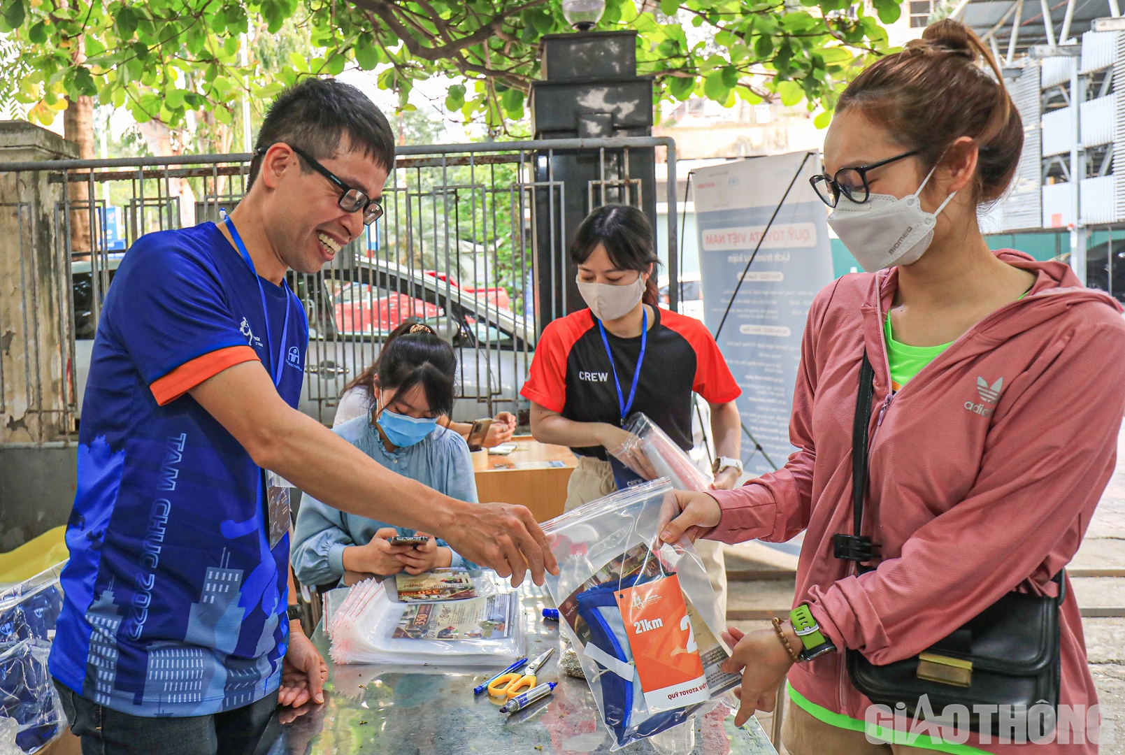 Doanh thu từ việc b&aacute;n v&eacute; sau khi trừ chi ph&iacute; tổ chức sẽ được chuyển v&agrave;o Quỹ Chung tay v&igrave; ATGT.