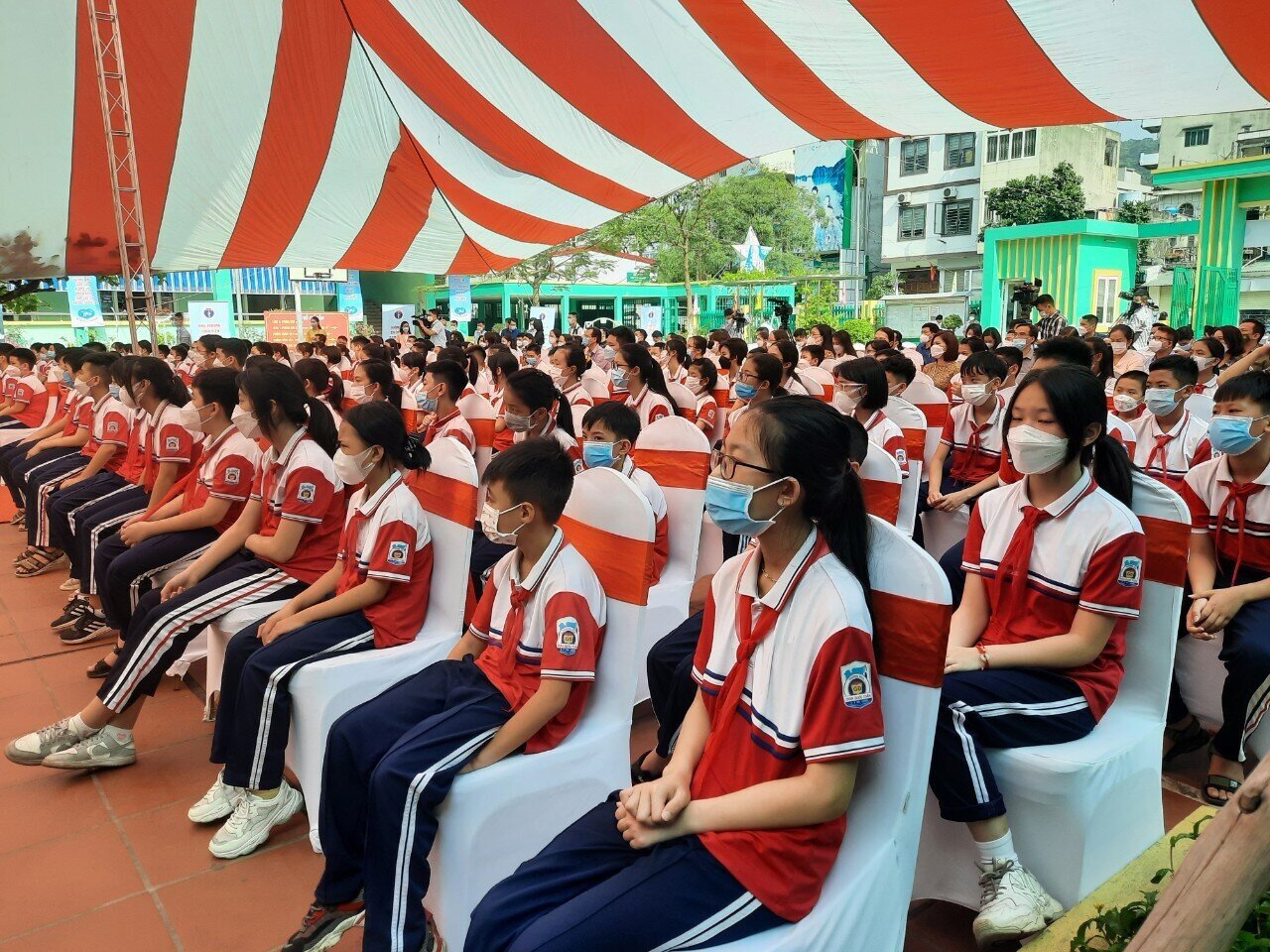 C&oacute; mặt tại buổi lễ ph&aacute;t động từ s&aacute;ng sớm, PV B&aacute;o Giao th&ocirc;ng đ&atilde; ghi nhận được sự phấn khởi của phụ huynh v&agrave; sự h&aacute;o hức, xen lẫn hồi hộp của c&aacute;c em học sinh lớp 6 khi chuẩn bị được ti&ecirc;m mũi vaccine đầu ti&ecirc;n của Việt Nam d&agrave;nh cho trẻ em từ 5 đến dưới 12 tuổi. Ảnh: 168 học sinh Trường THCS Trần Quốc Toản đến dự buổi lễ ph&aacute;t động từ rất sớm.