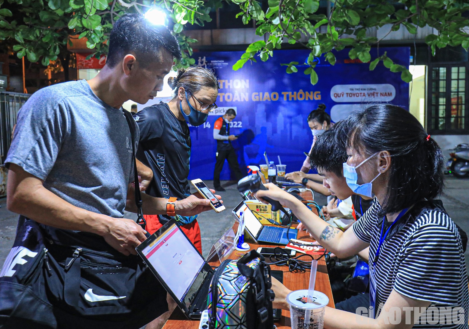 T&iacute;nh đến gần 19h, đ&atilde; c&oacute; khoảng 300 vận động vi&ecirc;n tới nhận bộ racekit để tham gia giải chạy.