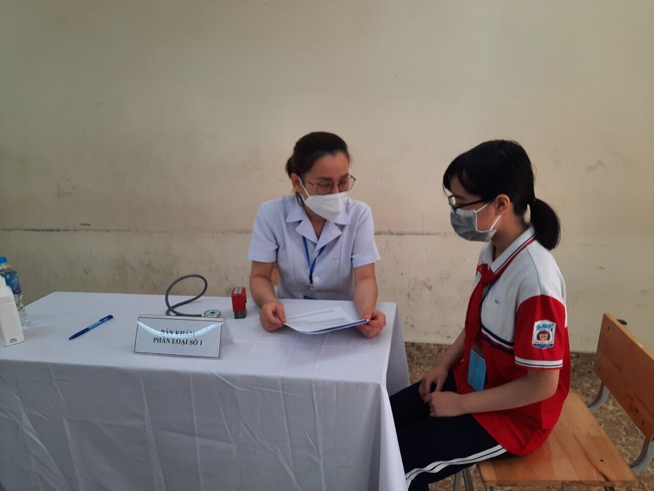 Được c&aacute;c c&aacute;n bộ ti&ecirc;m chủng hướng dẫn cặn kẽ thủ tục khai b&aacute;o cũng như c&aacute;c biện ph&aacute;p theo d&otilde;i sức khỏe sau ti&ecirc;m, c&aacute;c em học sinh đều y&ecirc;n t&acirc;m. Ch&aacute;u Phạm T&acirc;m An, học sinh lớp 6A2 Trường THCS Trần Quốc Toản cho biết: "Mấy h&ocirc;m nay, nghe trường th&ocirc;ng b&aacute;o chuẩn bị được ti&ecirc;m vaccine ph&ograve;ng Covid -19, cả nh&agrave; ch&aacute;u phấn khởi. S&aacute;ng nay, ch&aacute;u dậy sớm hơn mọi ng&agrave;y để mẹ đưa đến trường ti&ecirc;m vaccine. Ch&aacute;u được ti&ecirc;m ph&ograve;ng nhiều mũi vaccine từ nhỏ, n&ecirc;n ch&aacute;u sợ đau".