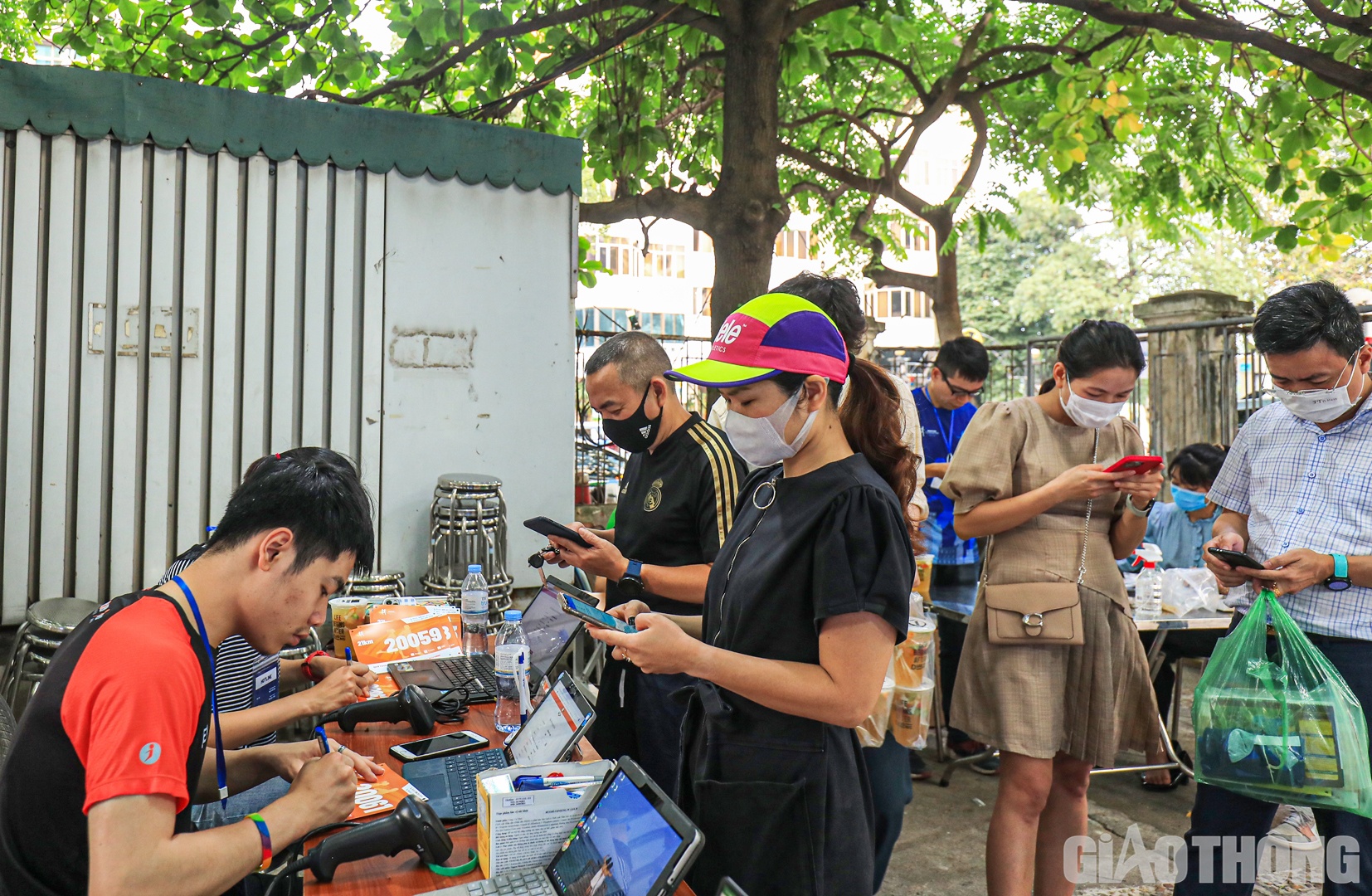 Ngay trong chiều 14/4, nhiều vận động vi&ecirc;n đ&atilde; c&oacute; mặt tại trụ sở B&aacute;o Giao th&ocirc;ng (số 2, Nguyễn C&ocirc;ng Hoan, Ba Đ&igrave;nh, H&agrave; Nội) để nhận bộ racekit (gồm &aacute;o đấu, số đeo...) từ BTC.