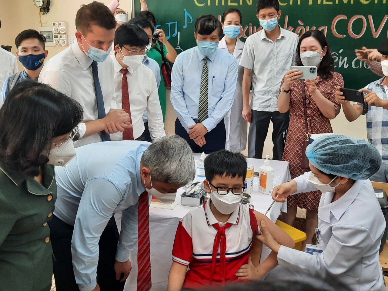 Mũi ti&ecirc;m đầu ti&ecirc;n d&agrave;nh cho trẻ em ở Việt Nam được thực hiện trước sự chứng kiến của l&atilde;nh đạo Bộ Y tế v&agrave; tỉnh Quảng Ninh. C&ograve;n ch&aacute;u Phạm Kiều An, học sinh lớp 6A1 t&acirc;m sự: "Ch&aacute;u xem ti vi, đọc b&aacute;o thấy t&aacute;c dụng của vaccine ph&ograve;ng Covid-19 rất hiệu quả. Trong nh&agrave; ch&aacute;u người lớn đ&atilde; được ti&ecirc;m hết rồi, n&ecirc;n khi mắc Covid-19 vừa rồi mọi người đều nhanh khỏi, khỏe mạnh. V&igrave; thế, được ti&ecirc;m ph&ograve;ng đợt n&agrave;y, cả lớp ch&aacute;u ai mừng&hellip;"