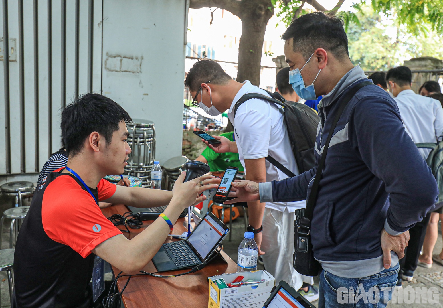 C&aacute;c vận động vi&ecirc;n qu&eacute;t m&atilde; QR để nhận racekit.