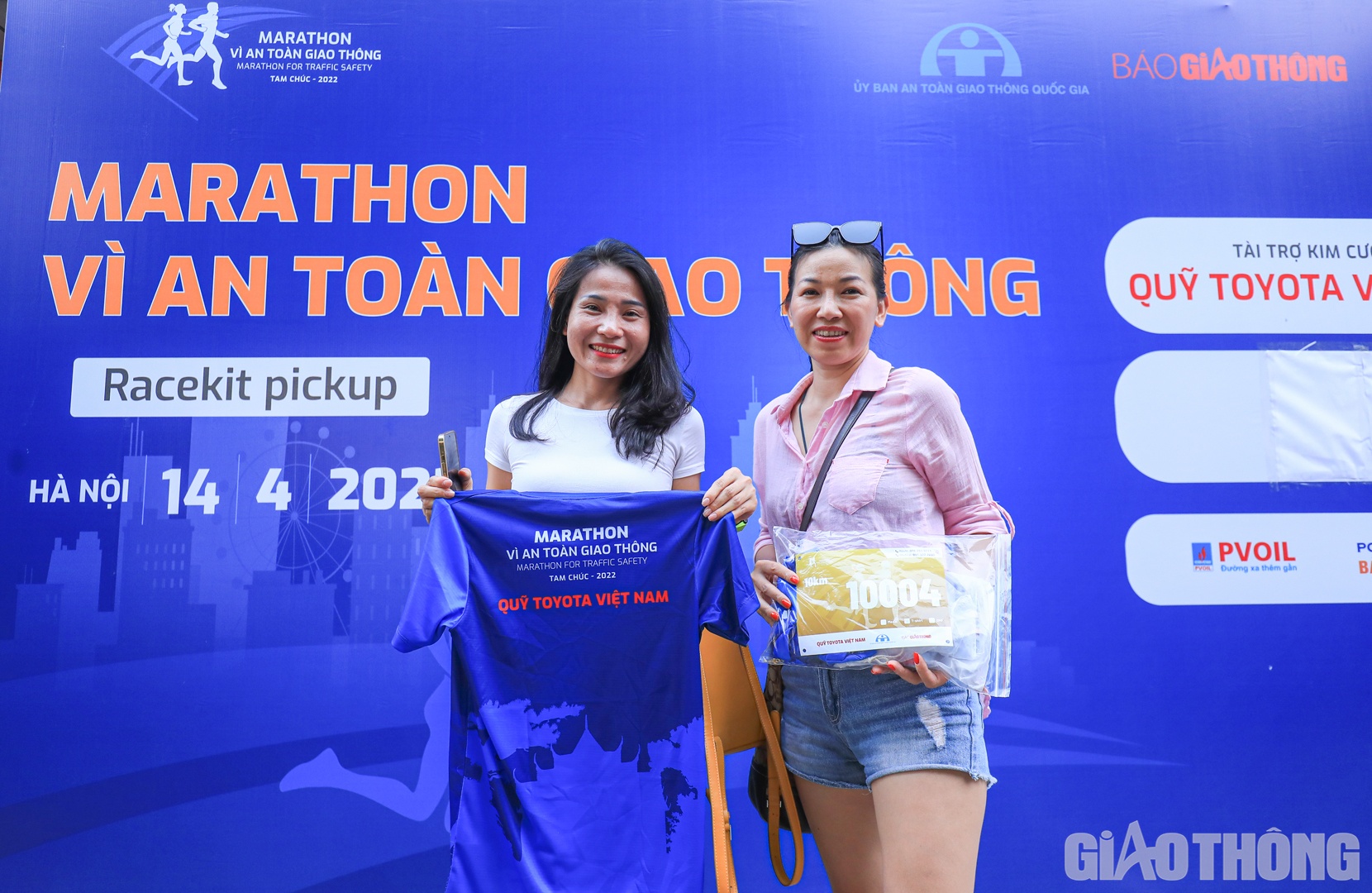 Cầm tr&ecirc;n tay chiếc &aacute;o của giải, chị B&ugrave;i Thị Lan (quận T&acirc;y Hồ) chia sẻ: "Theo t&ocirc;i, &aacute;o đấu được thiết kế h&agrave;i h&ograve;a, m&agrave;u sắc bắt mắt. C&aacute;c thủ tục nhận racekit cũng kh&ocirc;ng mất qu&aacute; nhiều thời gian. Với th&ocirc;ng điệp &yacute; nghĩa c&ugrave;ng chung tay tiếp sức cho nhiều mảnh đời bất hạnh do TNGT, mong rằng giải sẽ được duy tr&igrave; h&agrave;ng năm để mọi người c&ugrave;ng tham gia".