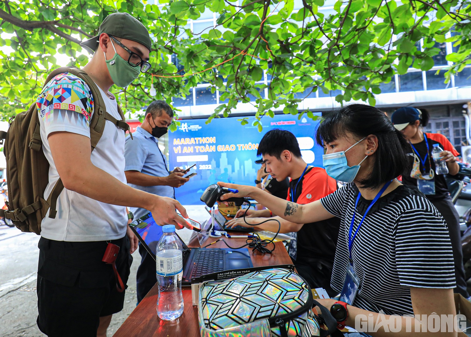 Đến l&agrave;m thủ tục nhận racekit từ sớm, anh Trương Văn Mạnh (quận Long Bi&ecirc;n, H&agrave; Nội) cho biết đ&atilde; chuẩn bị đầy đủ cả thể lực v&agrave; tinh thần để tham gia tranh t&agrave;i ở cự ly 10km.