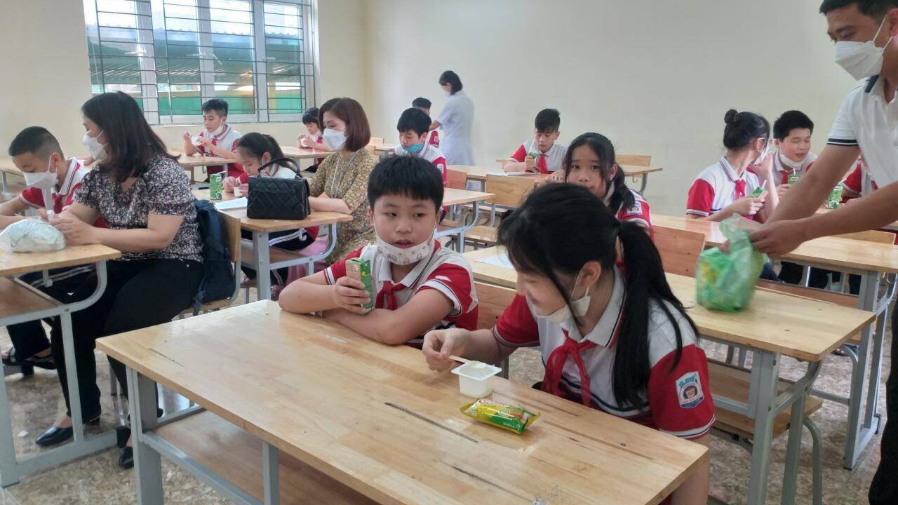 C&ocirc;ng t&aacute;c đảm bảo cơ sở vật chất phục vụ c&ocirc;ng t&aacute;c ti&ecirc;m v&agrave; v&agrave; theo d&otilde;i sức khỏe sau ti&ecirc;m cho c&aacute;c ch&aacute;u được chuẩn bị chu đ&aacute;o.Trước v&agrave; sau ti&ecirc;m, c&aacute;c em học sinh đều được ph&aacute;t sữa, được đội ngũ gi&aacute;o vi&ecirc;n, nh&acirc;n vi&ecirc;n y tế chăm s&oacute;c rất chu đ&aacute;o.