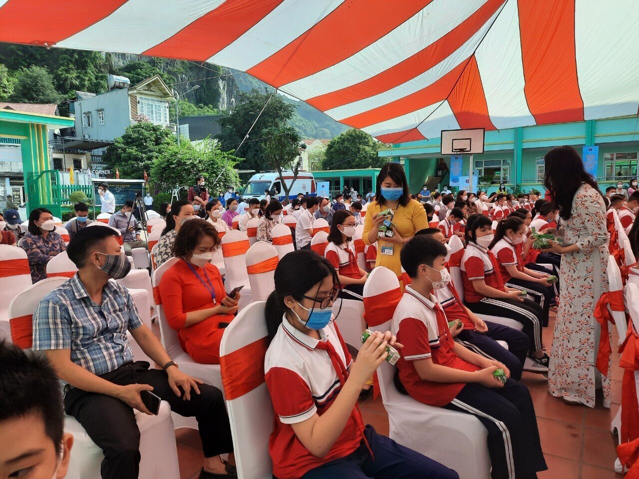 Trao đổi với PV B&aacute;o Giao th&ocirc;ng, b&agrave; Nguyễn Thị Hạnh, Ph&oacute; Chủ tịch UBND tỉnh Quảng Ninh n&oacute;i: "Thực hiện chủ trương triển khai ti&ecirc;m chủng vaccine ph&ograve;ng Covid-19 cho trẻ từ 5 đến dưới 12 tuổi, tỉnh Quảng Ninh đ&atilde; chuẩn bị những điều kiện tốt nhất, cao nhất để triển khai. Đến nay, Quảng Ninh đ&atilde; sẵn s&agrave;ng triển khai ti&ecirc;m chủng vắc xin ph&ograve;ng Covid-19 cho trẻ em với phương ch&acirc;m "Ti&ecirc;m đến đ&acirc;u, an to&agrave;n đến đ&oacute;" để khởi đầu cho chiến dịch ti&ecirc;m chủng đặc biệt m&agrave; Bộ Y tế đ&atilde; x&aacute;c định tổ chức đầu ti&ecirc;n tại tỉnh Quảng Ninh. Tại Quảng Ninh, t&iacute;nh đến ng&agrave;y 6/4/2022, to&agrave;n tỉnh c&oacute; khoảng 182.000 trẻ em từ 5 đến dưới 12 tuổi. Việc ti&ecirc;m đủ 2 mũi cho trẻ đủ điều kiện sẽ cố gắng tiến h&agrave;nh đến cuối qu&yacute; II/2022.