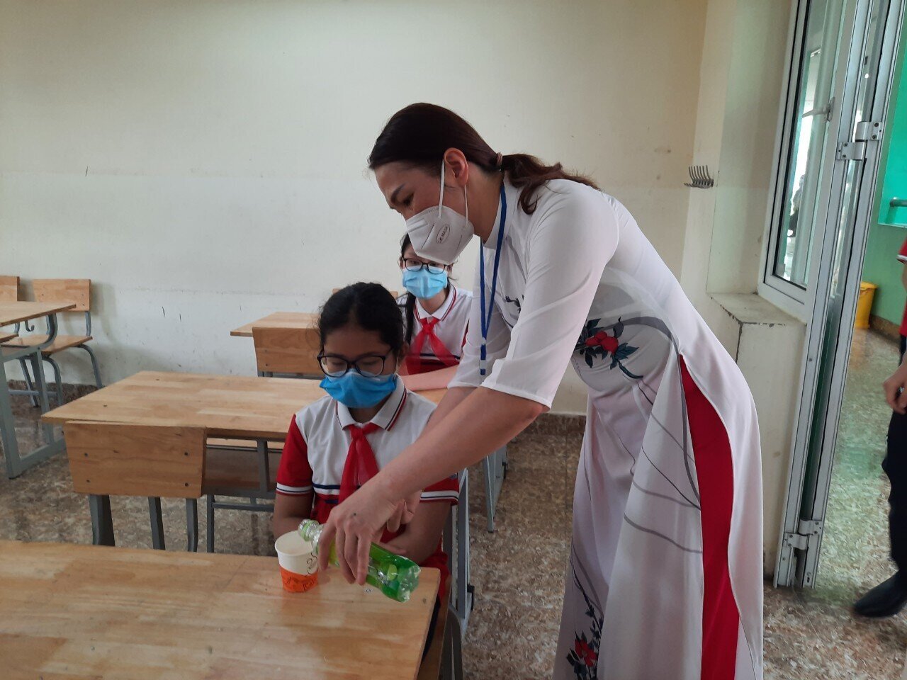 Chị Vũ Thị Tuyến Mai, c&aacute;n bộ thực hiện ti&ecirc;m ph&ograve;ng cho c&aacute;c ch&aacute;u đợt n&agrave;y cho biết: "Do c&aacute;c ch&aacute;u c&ograve;n nhỏ, n&ecirc;n việc tư vấn, kh&aacute;m sức khỏe trước ti&ecirc;m, theo d&otilde;i sức khỏe sau ti&ecirc;m được cơ quan chức năng chuẩn bị cặn kẽ. Mừng nhất l&agrave; khi được tư vấn, phụ huynh v&agrave; học sinh đều rất an t&acirc;m, phấn khởi".