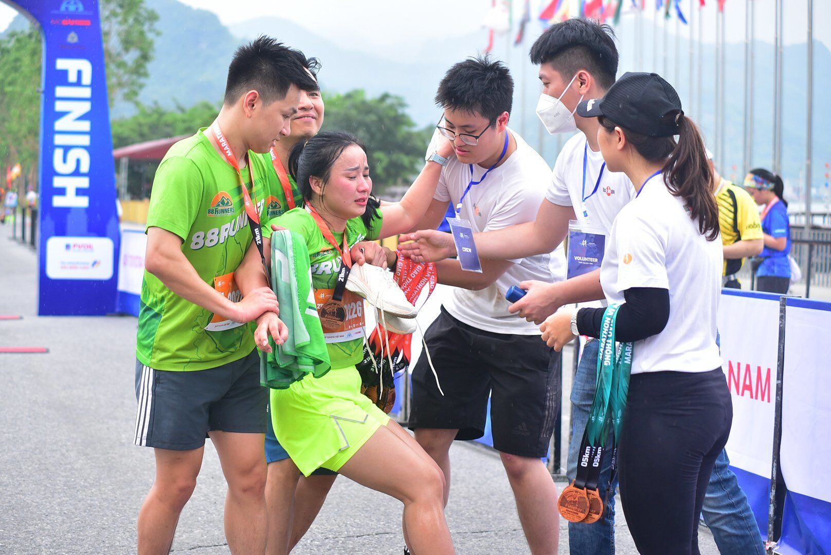 Một số vận động vi&ecirc;n phải nhờ sự hỗ trợ của t&igrave;nh nguyện vi&ecirc;n, nh&acirc;n vi&ecirc;n y tế nhưng vẫn cố gắng ho&agrave;n th&agrave;nh phần thi của m&igrave;nh.