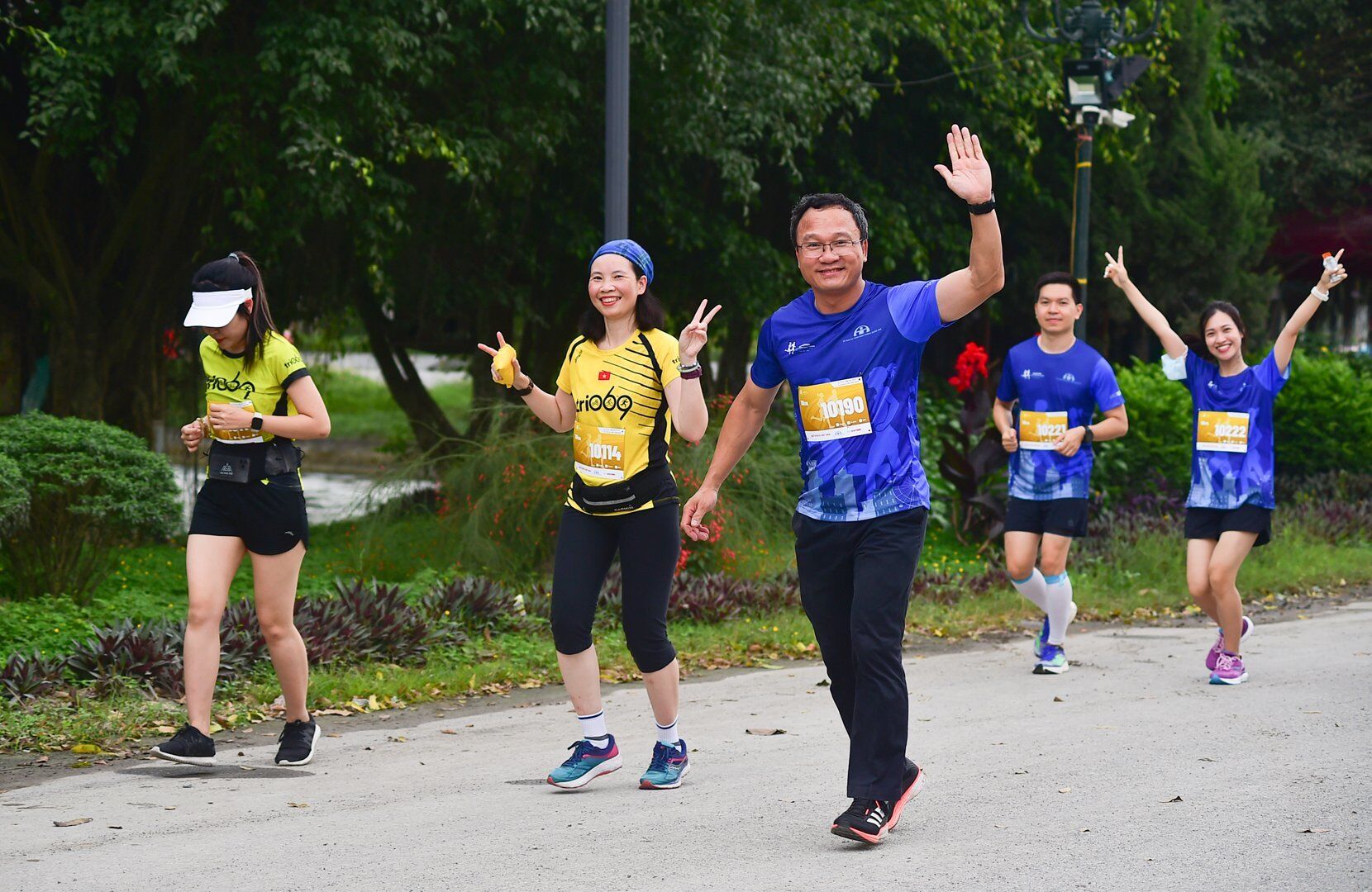 &Ocirc;ng Khuất Việt H&ugrave;ng, Ph&oacute; Chủ tịch chuy&ecirc;n tr&aacute;ch Ủy ban ATGT Quốc gia c&ugrave;ng phu nh&acirc;n (mũ xanh) song h&agrave;nh tr&ecirc;n đường chạy