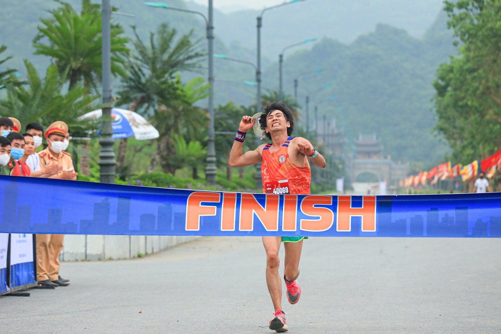 Khoảnh khắc đầy x&uacute;c động của vận động vi&ecirc;n Trương Việt Th&agrave;nh - người về nhất ở cự ly 42km.