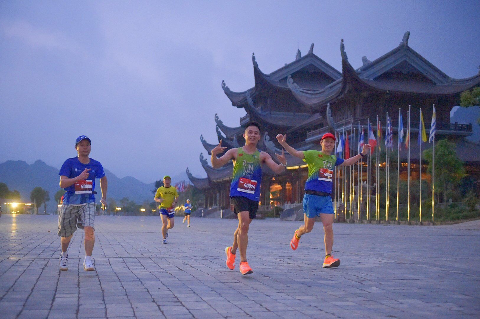 Cung đường chạy tại giải đấu đi qua nhiều khung cảnh đẹp như: Cổng Tam quan ch&ugrave;a Tam Ch&uacute;c, Trung t&acirc;m Hội nghị Quốc tế ch&ugrave;a Tam Ch&uacute;c,...