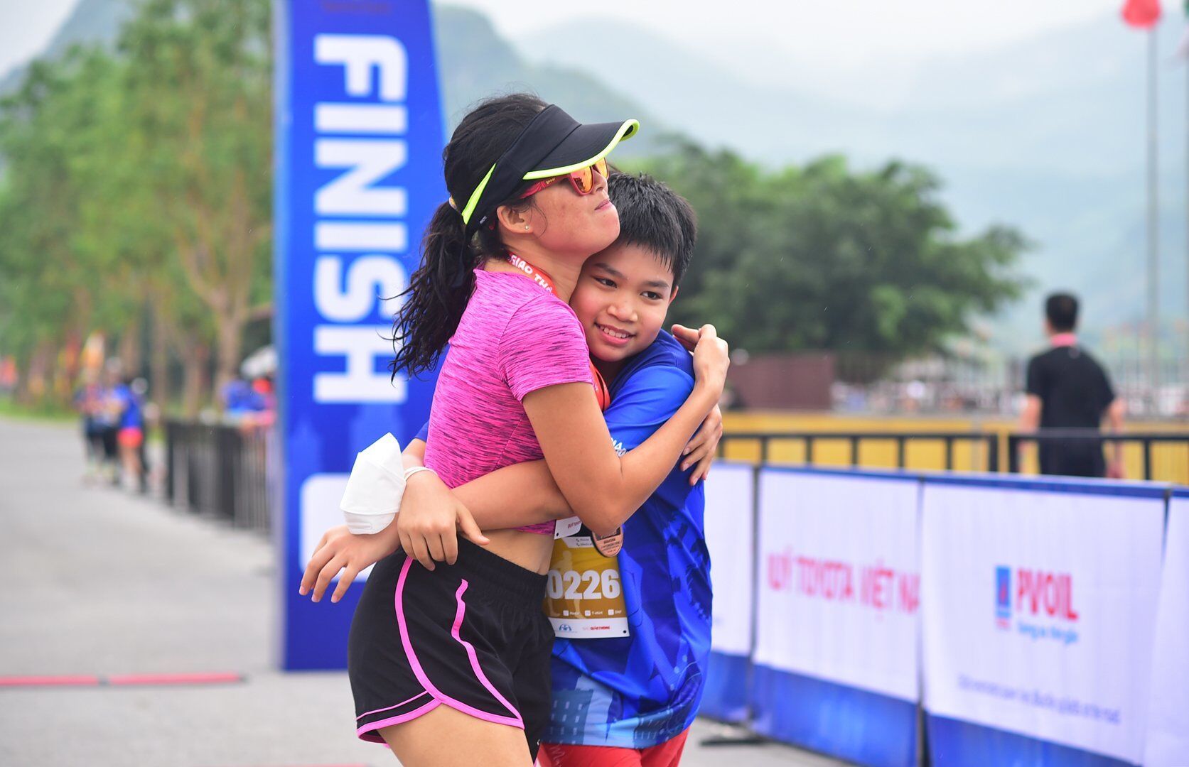 Một người mẹ hạnh ph&uacute;c khi c&ugrave;ng con về đ&iacute;ch ở cự ly 10km.