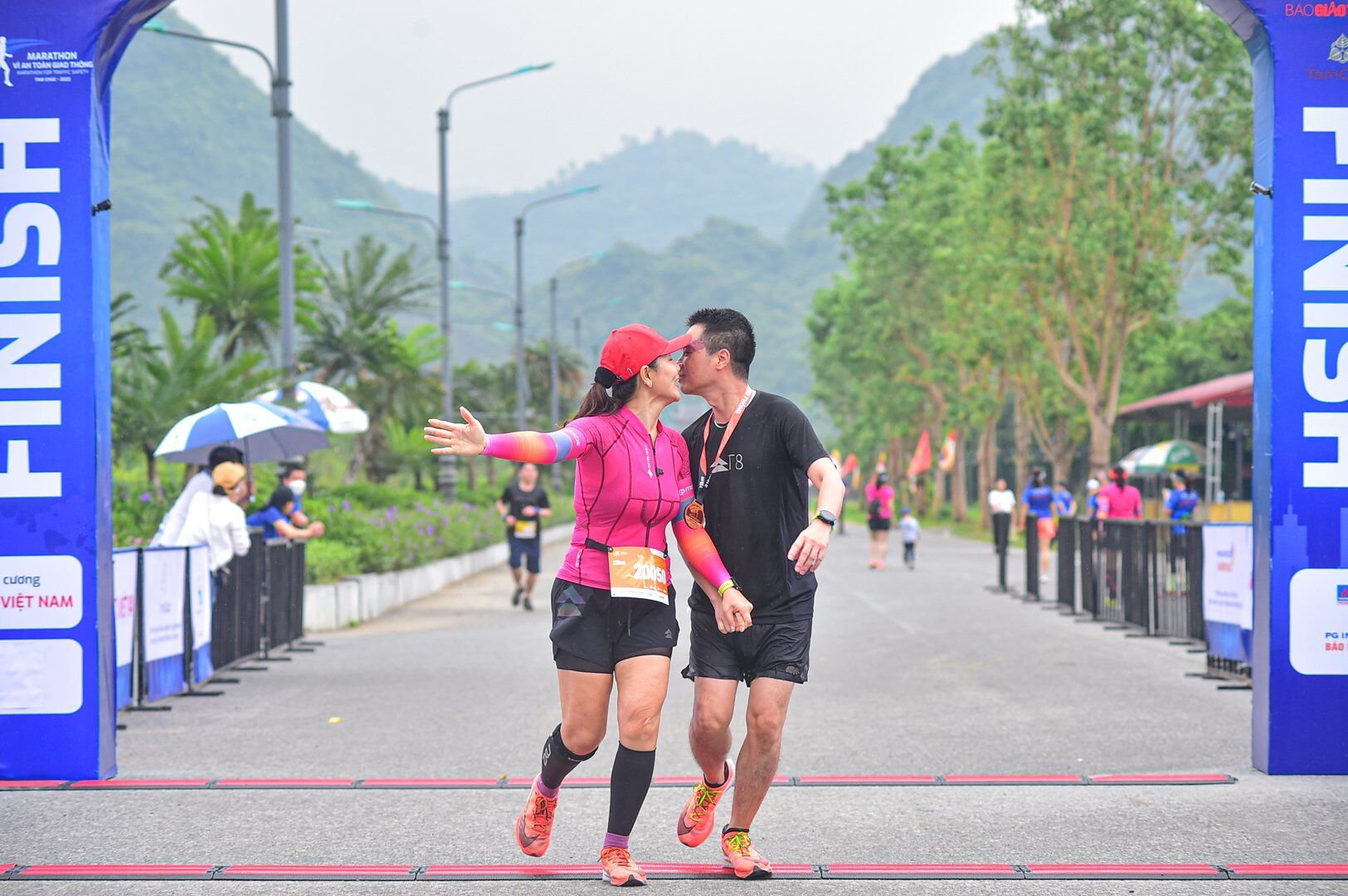 Đặc biệt l&agrave; c&oacute; những cặp vận đ&ocirc;ng vi&ecirc;n khi về đ&iacute;ch đ&atilde; trao cho nhau nụ h&ocirc;n thể hiện niềm hạnh ph&uacute;c.