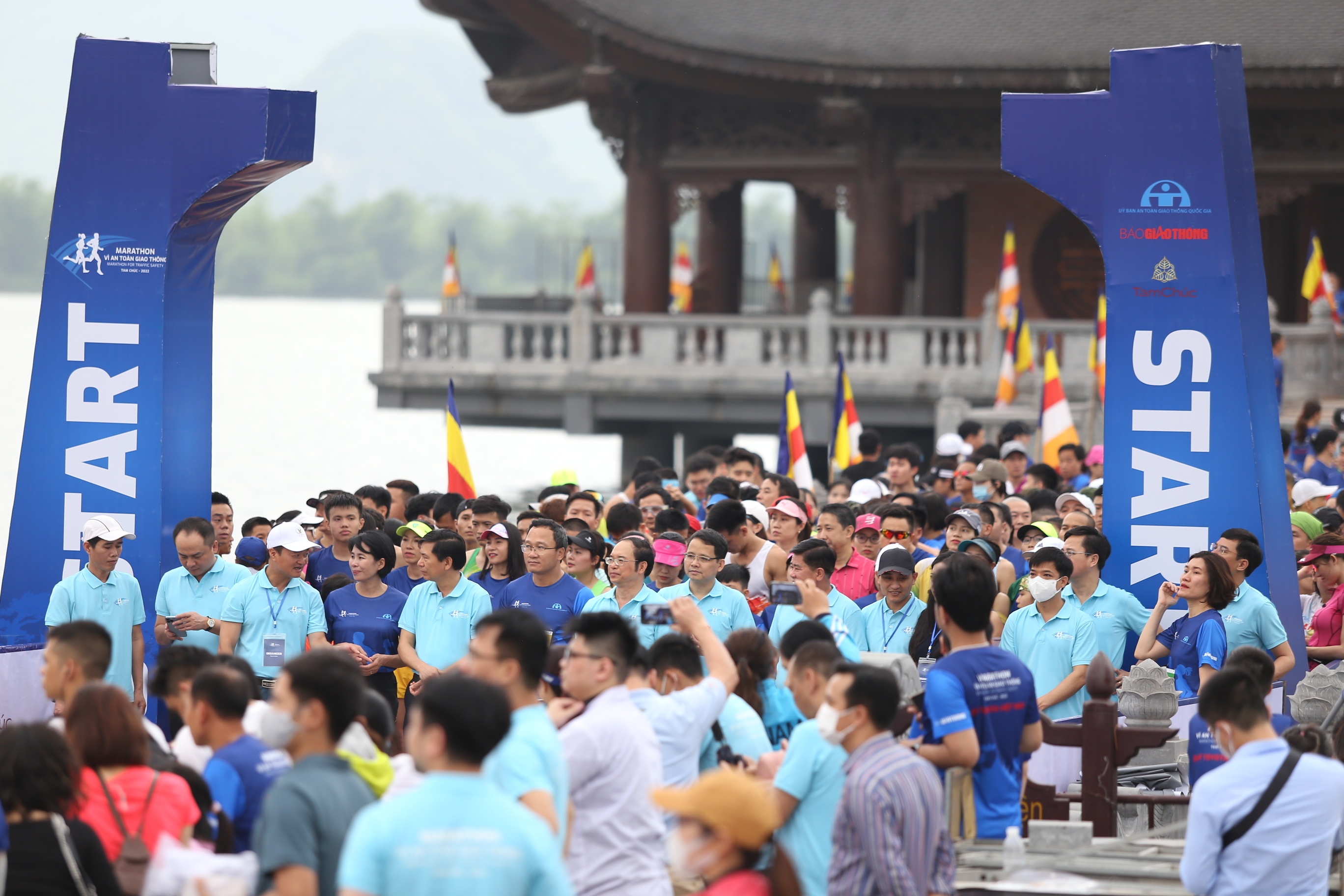 Sau nửa ng&agrave;y tranh t&agrave;i với 4 cự ly: 5km, 10km, 21km v&agrave; 42km, giải Marathon v&igrave; ATGT lần thứ nhất năm 2022 diễn ra tại Ch&ugrave;a Tam Ch&uacute;c, huyện Kim Bảng, H&agrave; Nam đ&atilde; kết th&uacute;c th&agrave;nh c&ocirc;ng với nhiều h&igrave;nh ảnh đẹp v&agrave; ấn tượng.