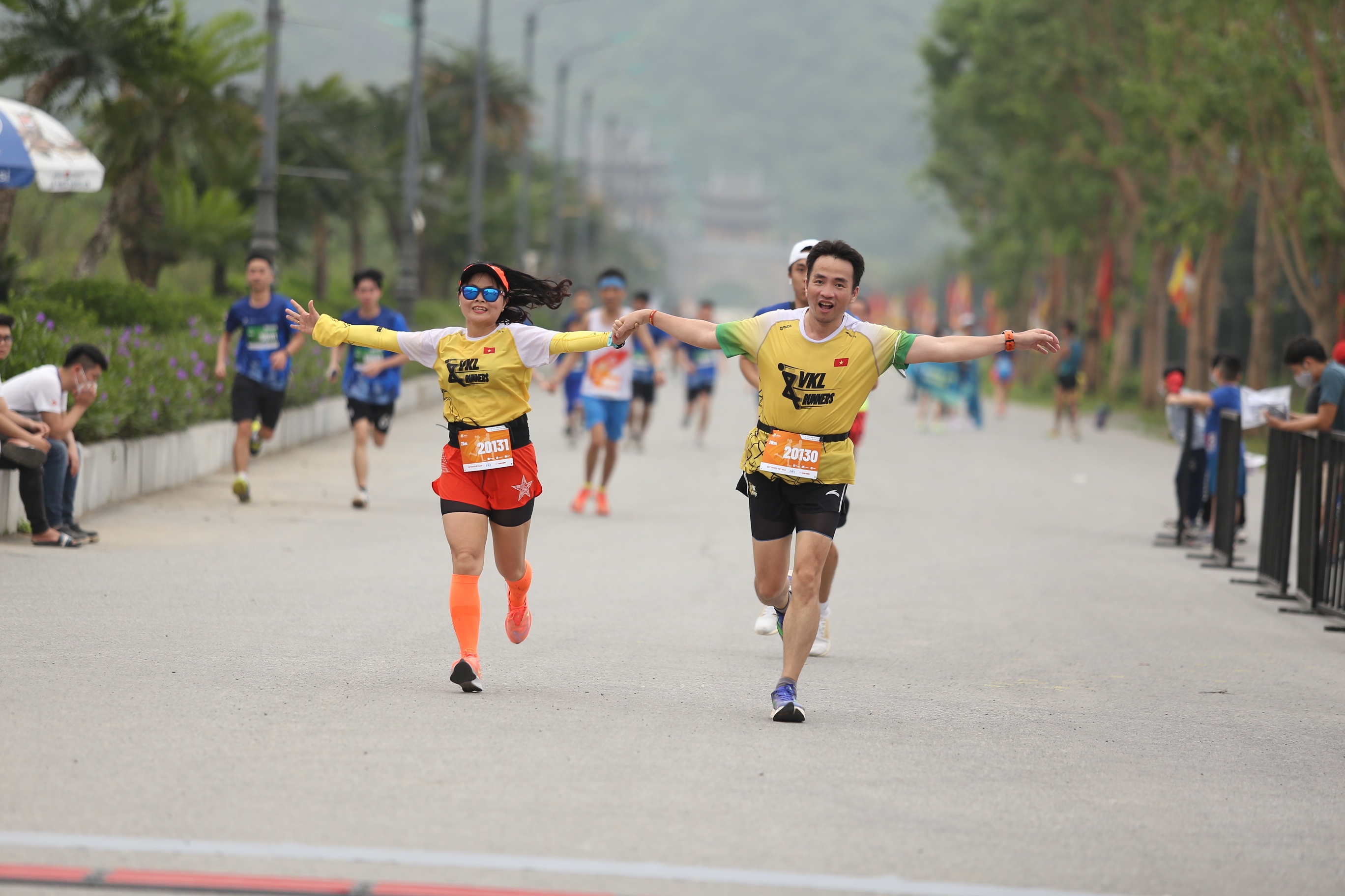 Những c&aacute;i nắm tay nhau về đ&iacute;ch l&agrave; h&igrave;nh ảnh thường xuy&ecirc;n xuất hiện tại giải Marathon v&igrave; ATGT lần thứ nhất năm 2022.