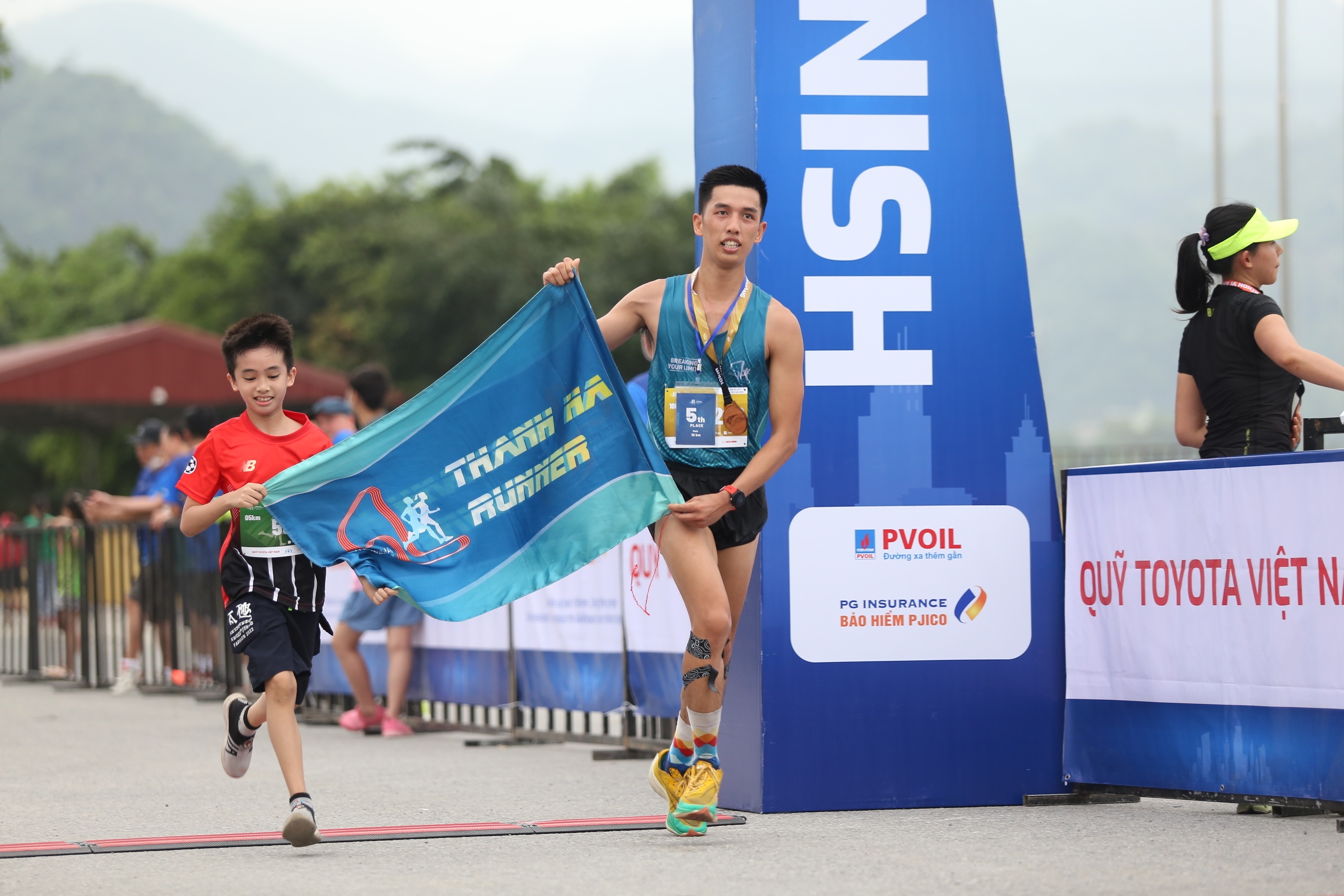 Một động vi&ecirc;n nh&iacute; c&ugrave;ng với bố vui mừng c&ugrave;ng nhau về đ&iacute;ch.