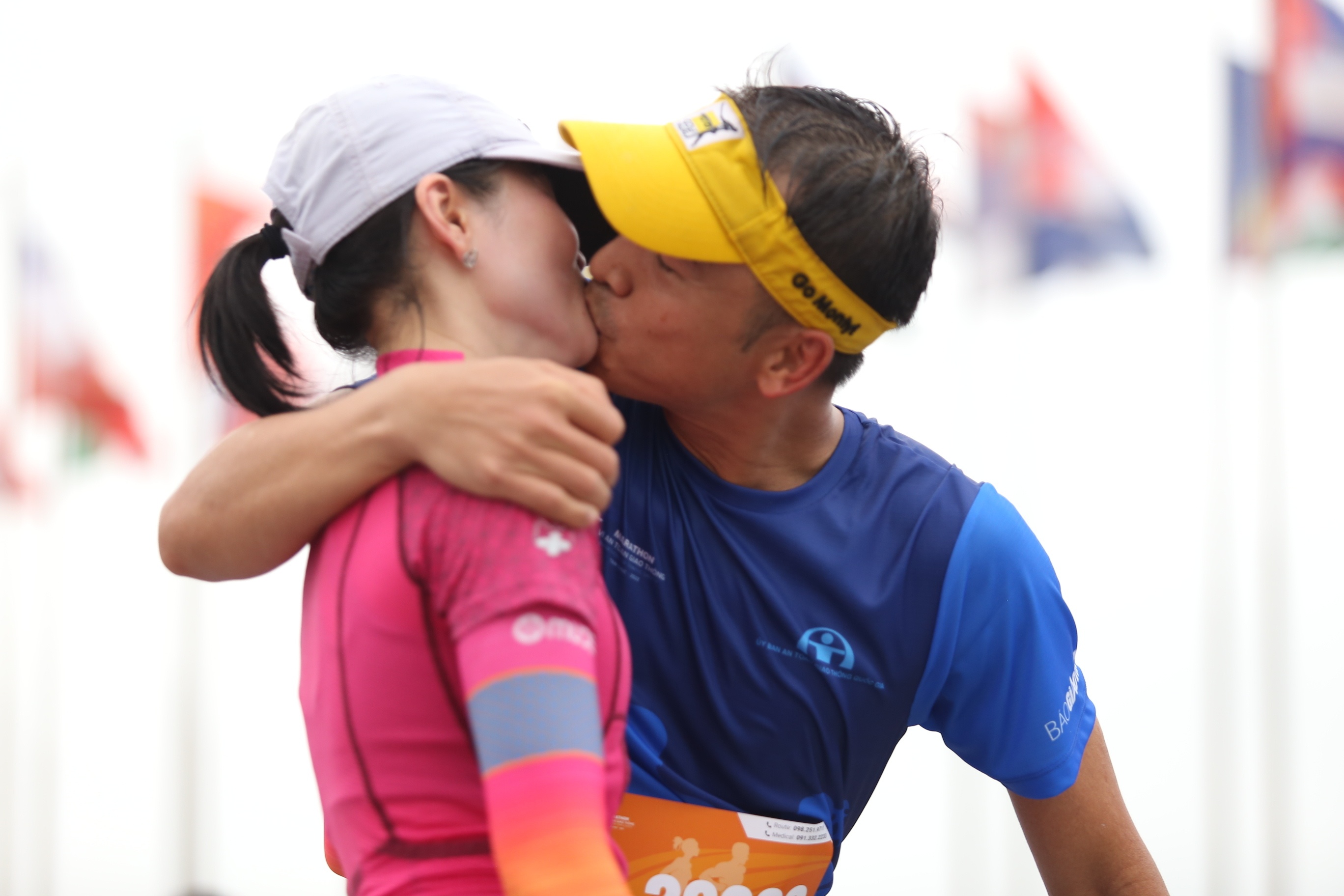 Nụ h&ocirc;n thắm thiết đ&atilde; khiến c&aacute;c cổ động vi&ecirc;n c&oacute; mặt tại vạch đ&iacute;ch kh&ocirc;ng khỏi phấn kh&iacute;ch.