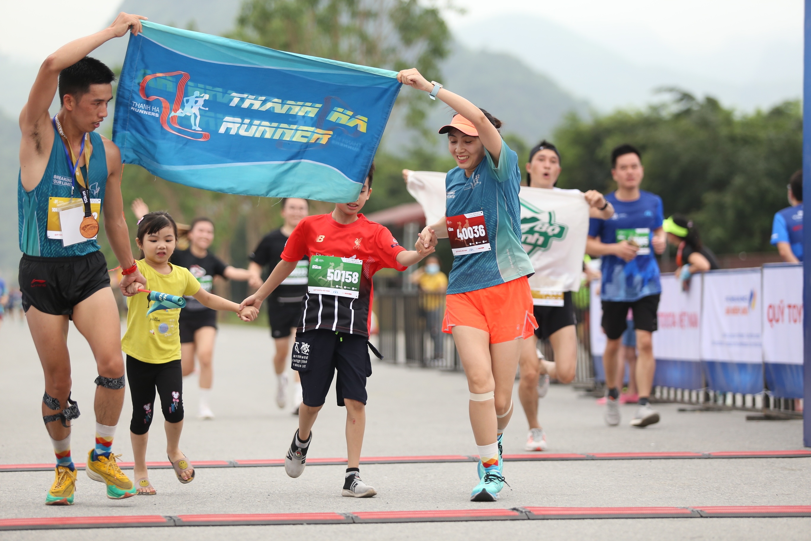 Giải đấu đ&atilde; thu h&uacute;t nhiều gia đ&igrave;nh với vợ chồng v&agrave; c&aacute;c con tham gia.