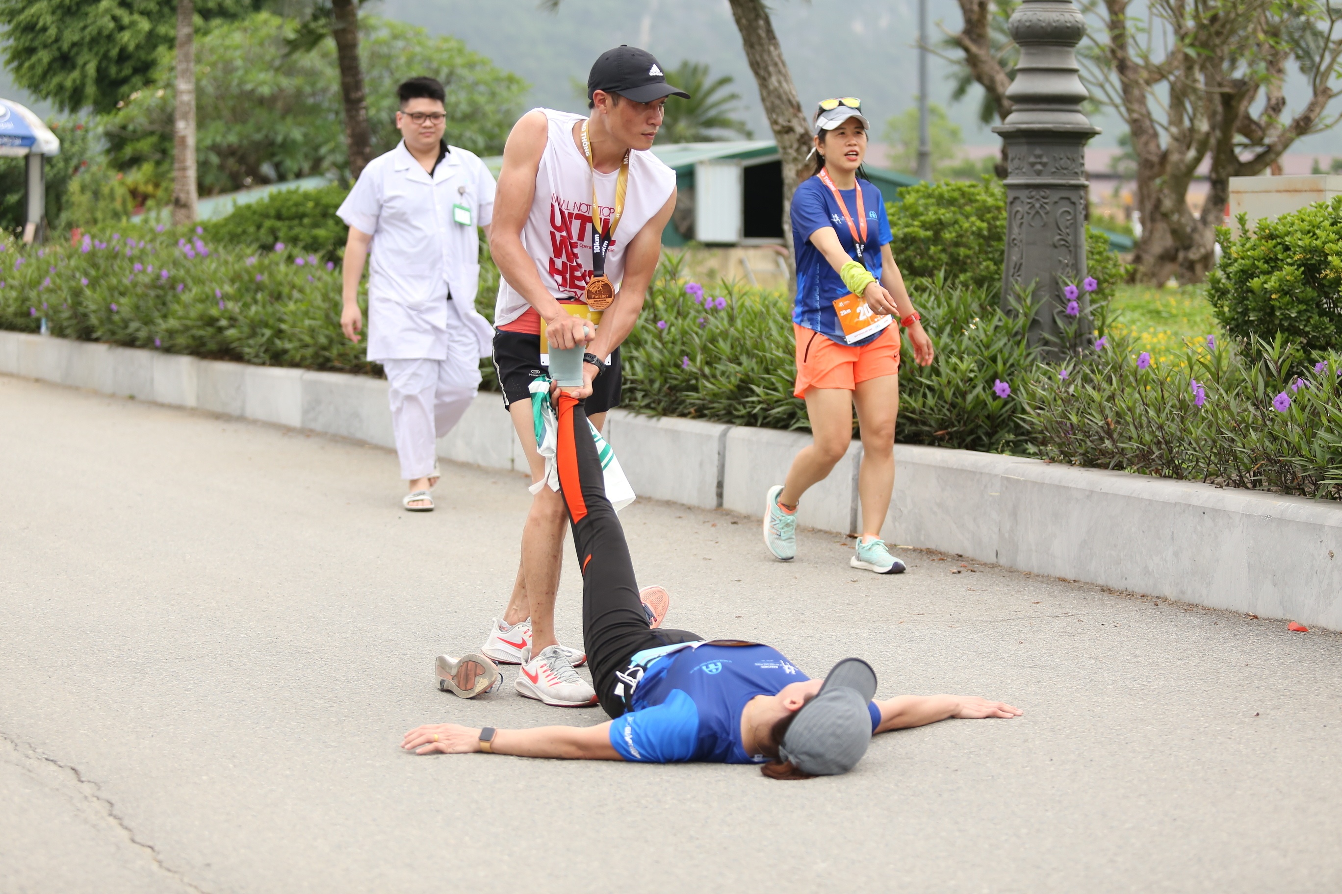 Tinh thần đo&agrave;n kết của c&aacute;c động vi&ecirc;n ở giải đấu thể hiện rất cao. Một động vi&ecirc;n c&aacute;ch vạch địch v&agrave;i chục m&eacute;t nhưng vẫn dừng lại để sơ cứu cho bạn chạy.