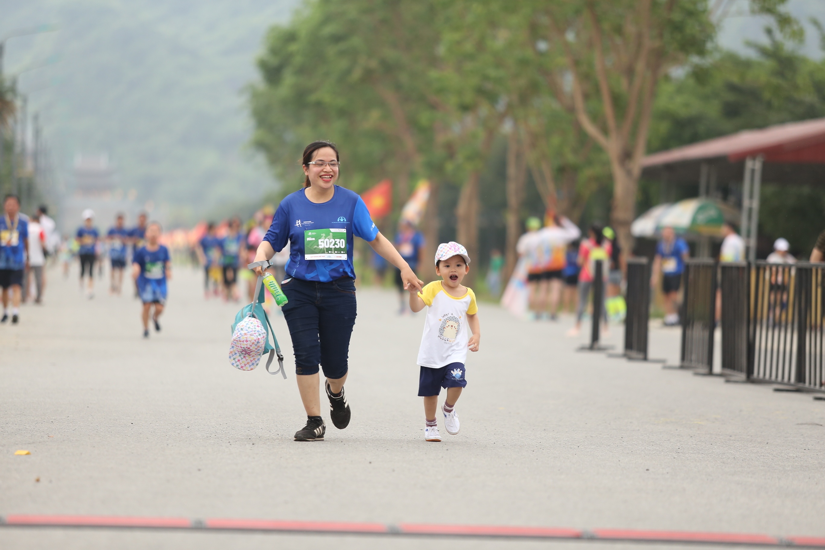 Đặc biệt c&oacute; trường hợp "si&ecirc;u nh&iacute;" cũng tham gia chạy c&ugrave;ng với bố mẹ.
