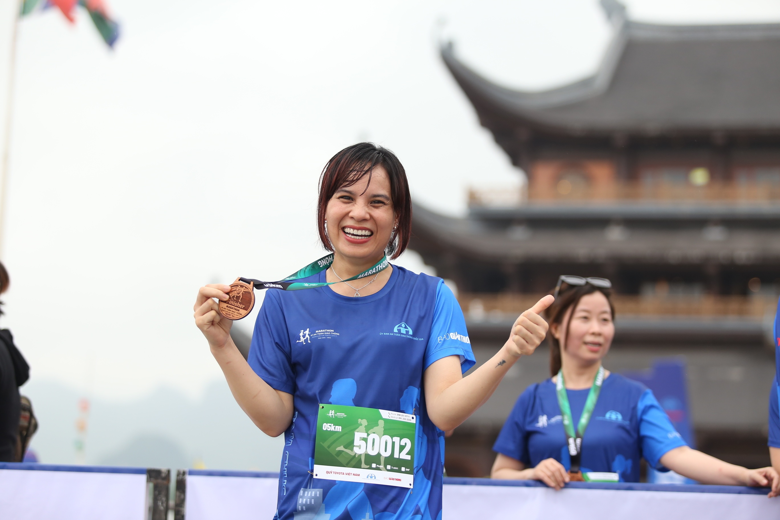 Niềm vui của vận động vi&ecirc;n khi nhận huy chương sau khi ho&agrave;n th&agrave;nh cự ly 5km.