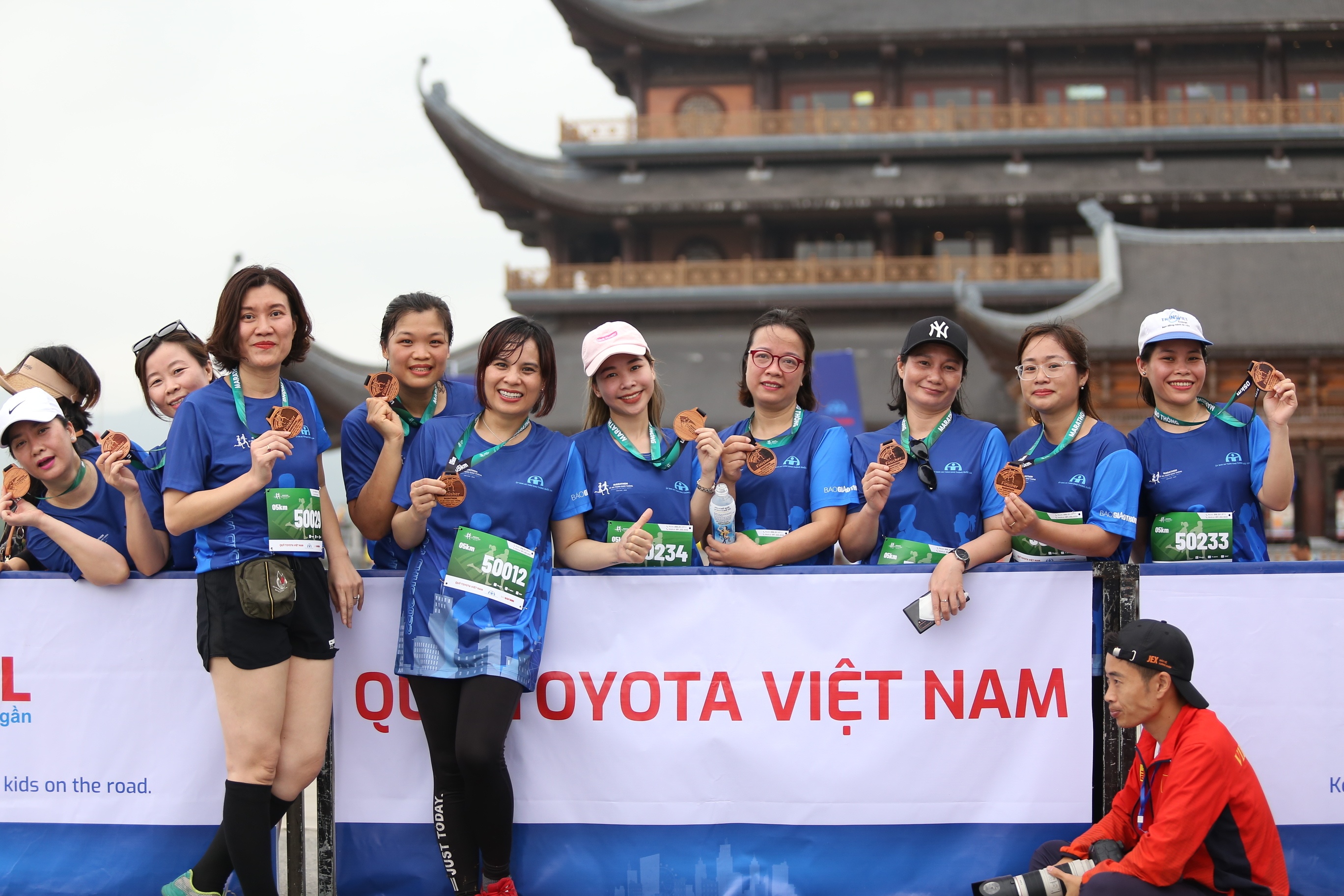 C&aacute;c vận động vi&ecirc;n chụp ảnh lưu niệm b&ecirc;n tấm huy chương vừa nhận được.