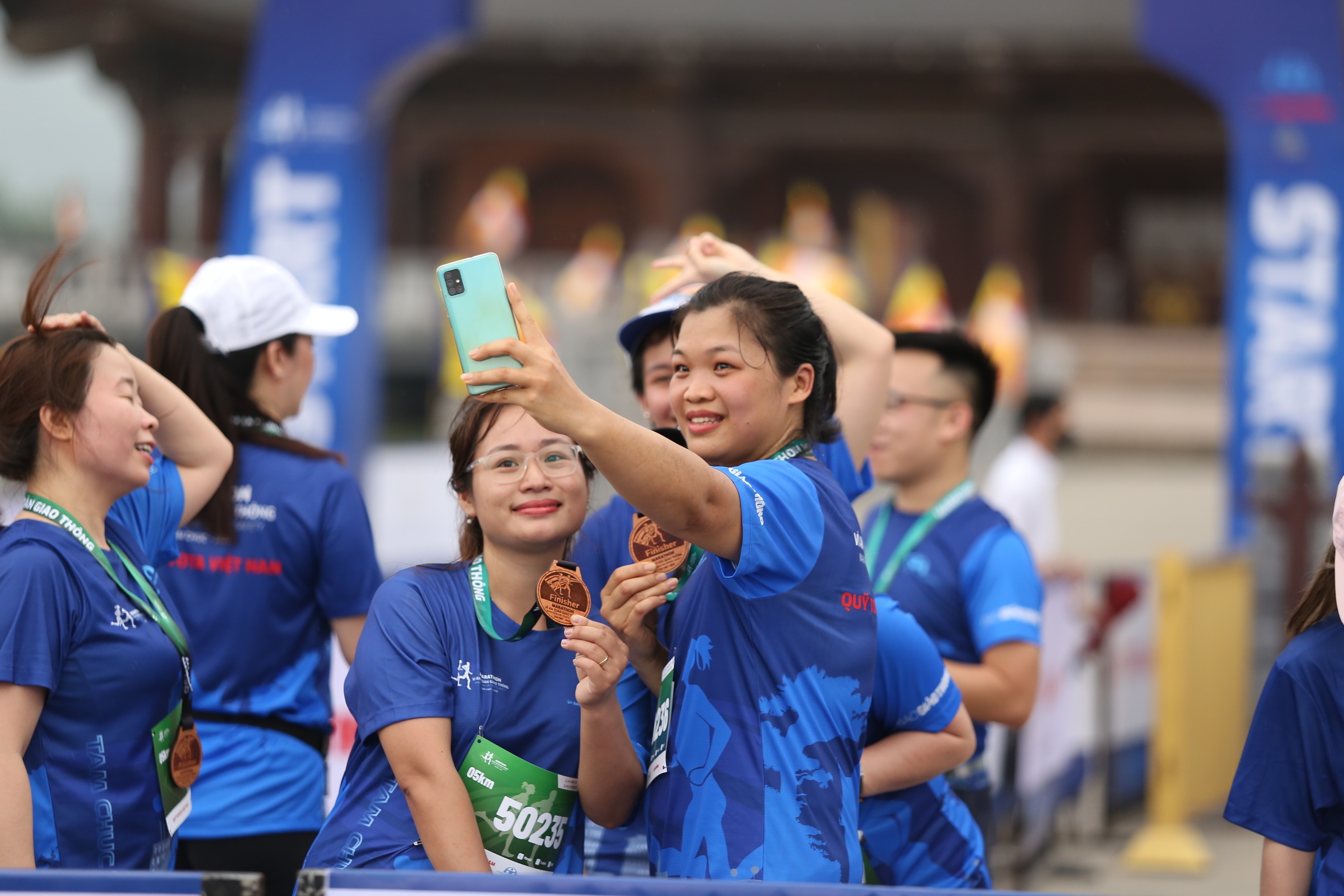 Vận động vi&ecirc;n "Check in" b&ecirc;n tấm huy chương.