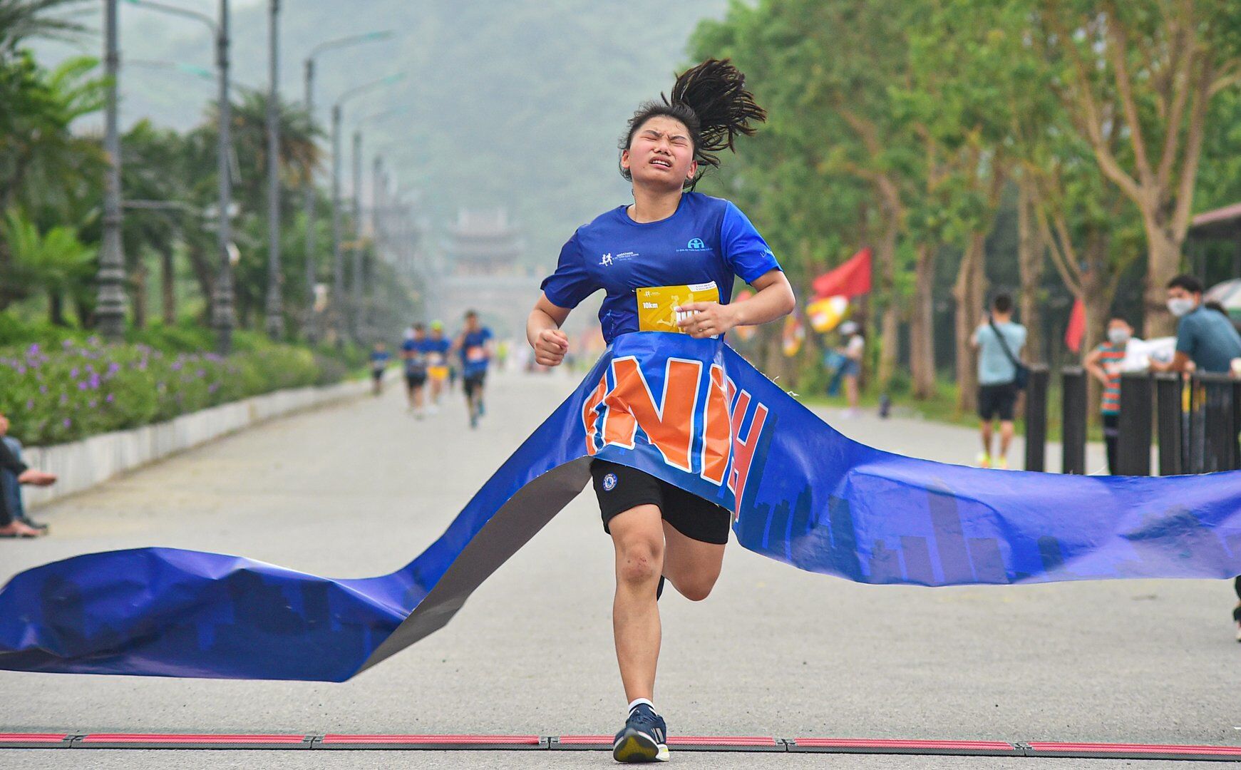 Vận động vi&ecirc;n Trần Hồng &Acirc;n nỗ lức hết m&igrave;nh ho&agrave;n th&agrave;nh cự ly 10km ở vị tr&iacute; thứ nhất.