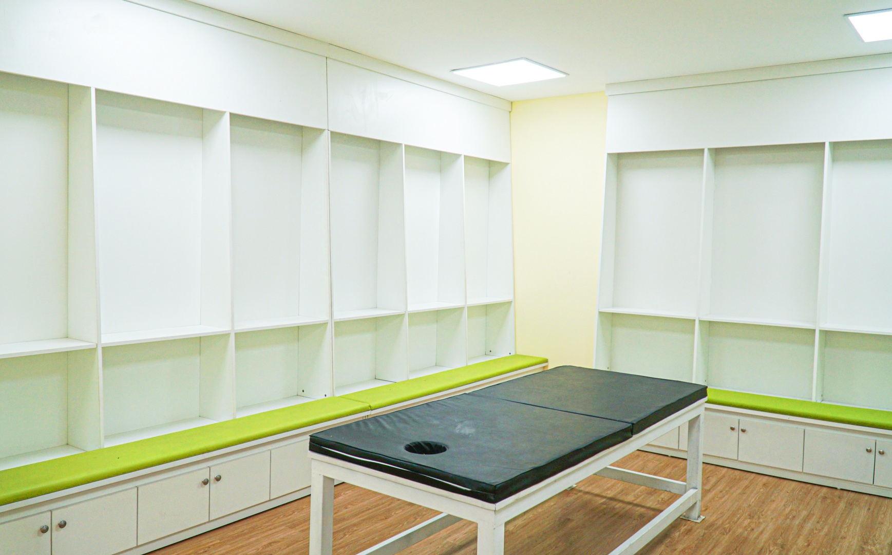 Ph&ograve;ng thay đồ của cầu thủ đảm bảo c&aacute;c ti&ecirc;u chuẩn của Li&ecirc;n đo&agrave;n B&oacute;ng đ&aacute; ch&acirc;u &Aacute; (AFC).