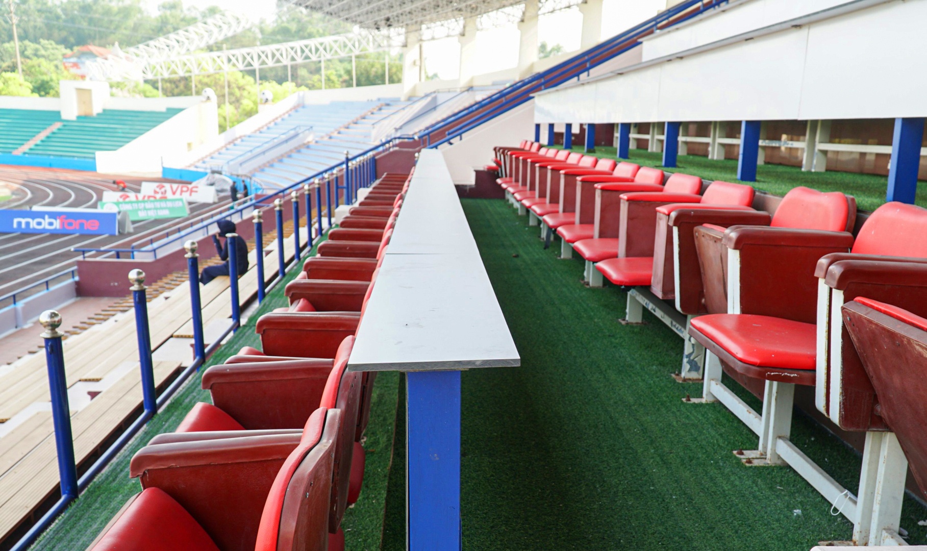 Ghế ngồi tại khu vực kh&aacute;n đ&agrave;i VIP đ&atilde; ho&agrave;n thiện để phục vụ cho c&aacute;c trận đấu SEA Games 31.
